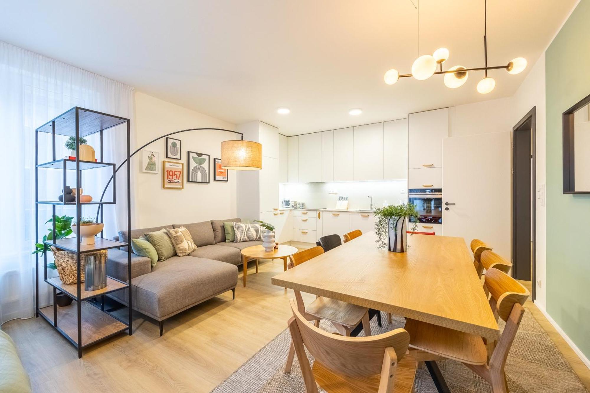 Spacious 3br - 2 Parking Spots, Full Kitchen, By Gravity Prague