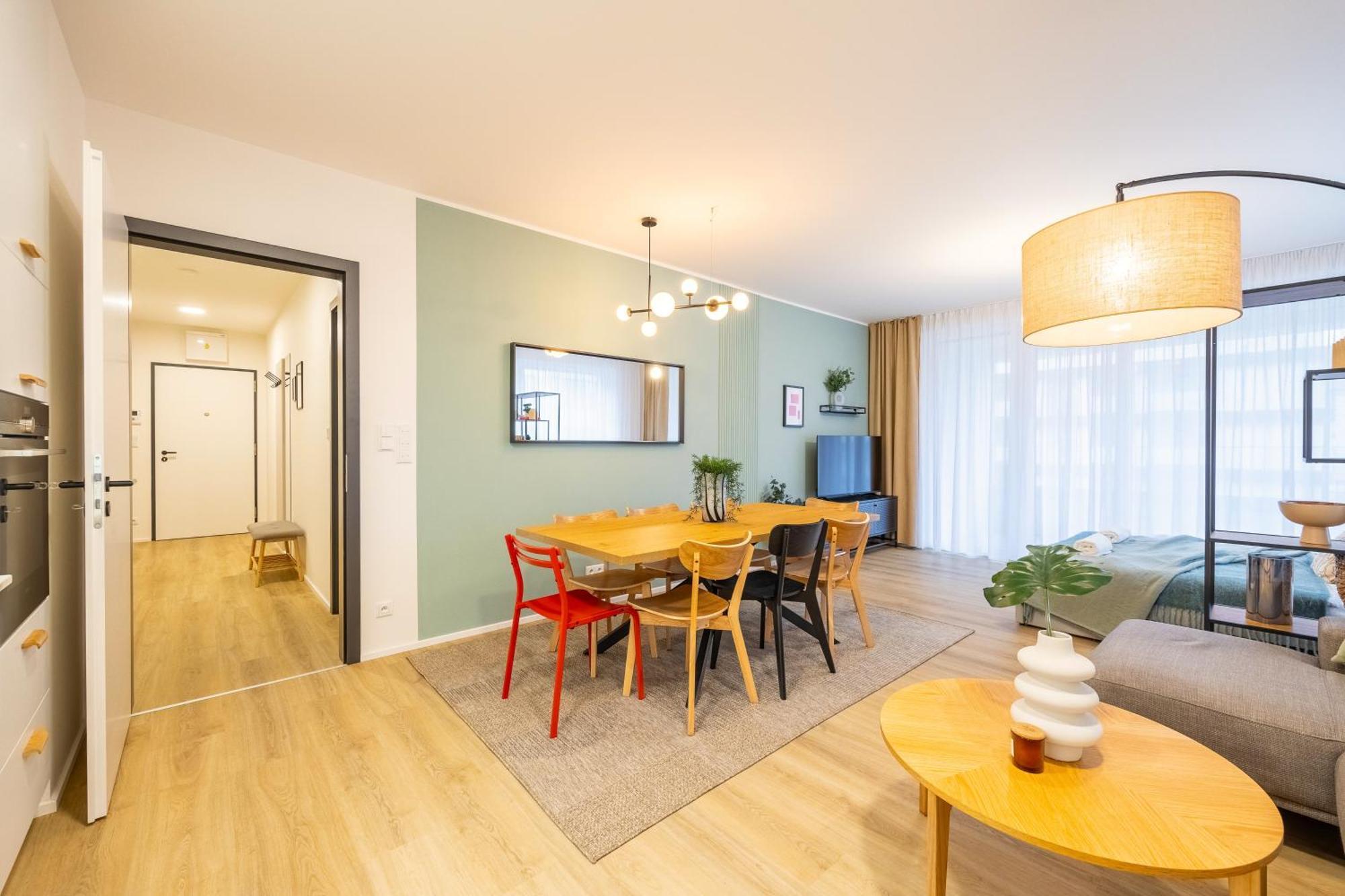 Spacious 3br - 2 Parking Spots, Full Kitchen, By Gravity Apartment Prague