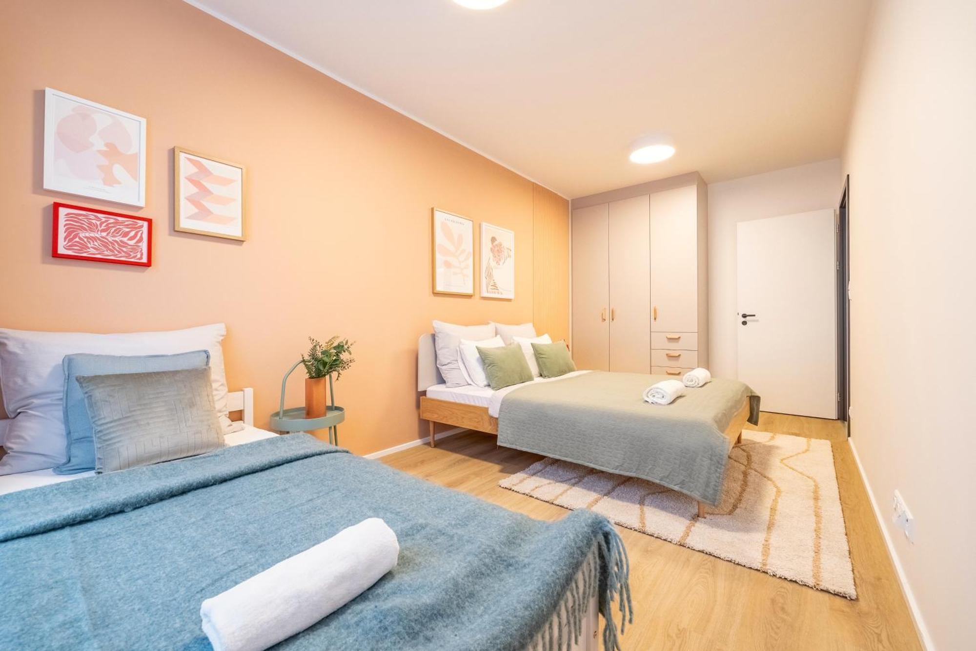 Apartment Spacious 3br - 2 Parking Spots, Full Kitchen, By Gravity Prague