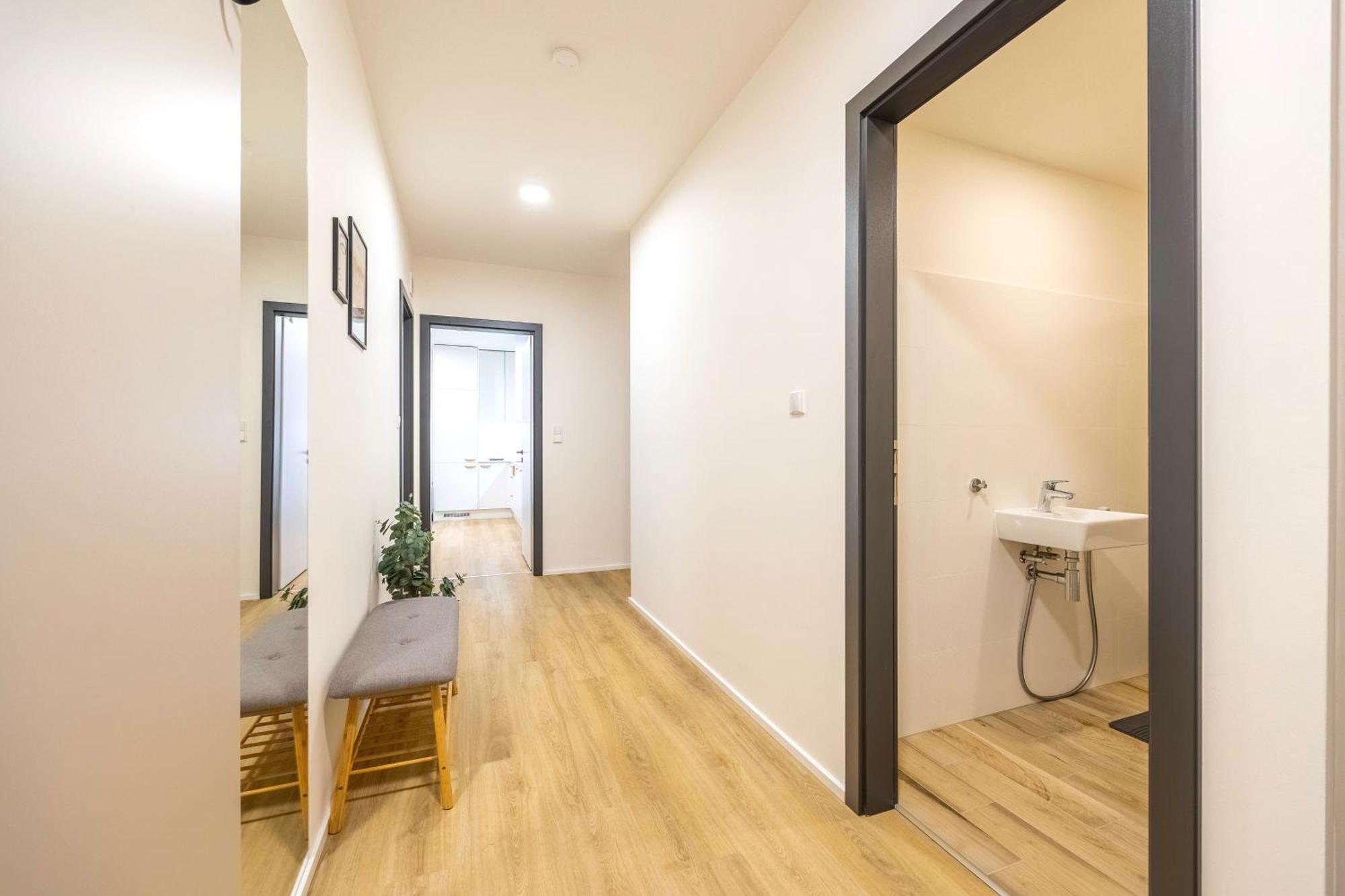 Spacious 3br - 2 Parking Spots, Full Kitchen, By Gravity Apartment