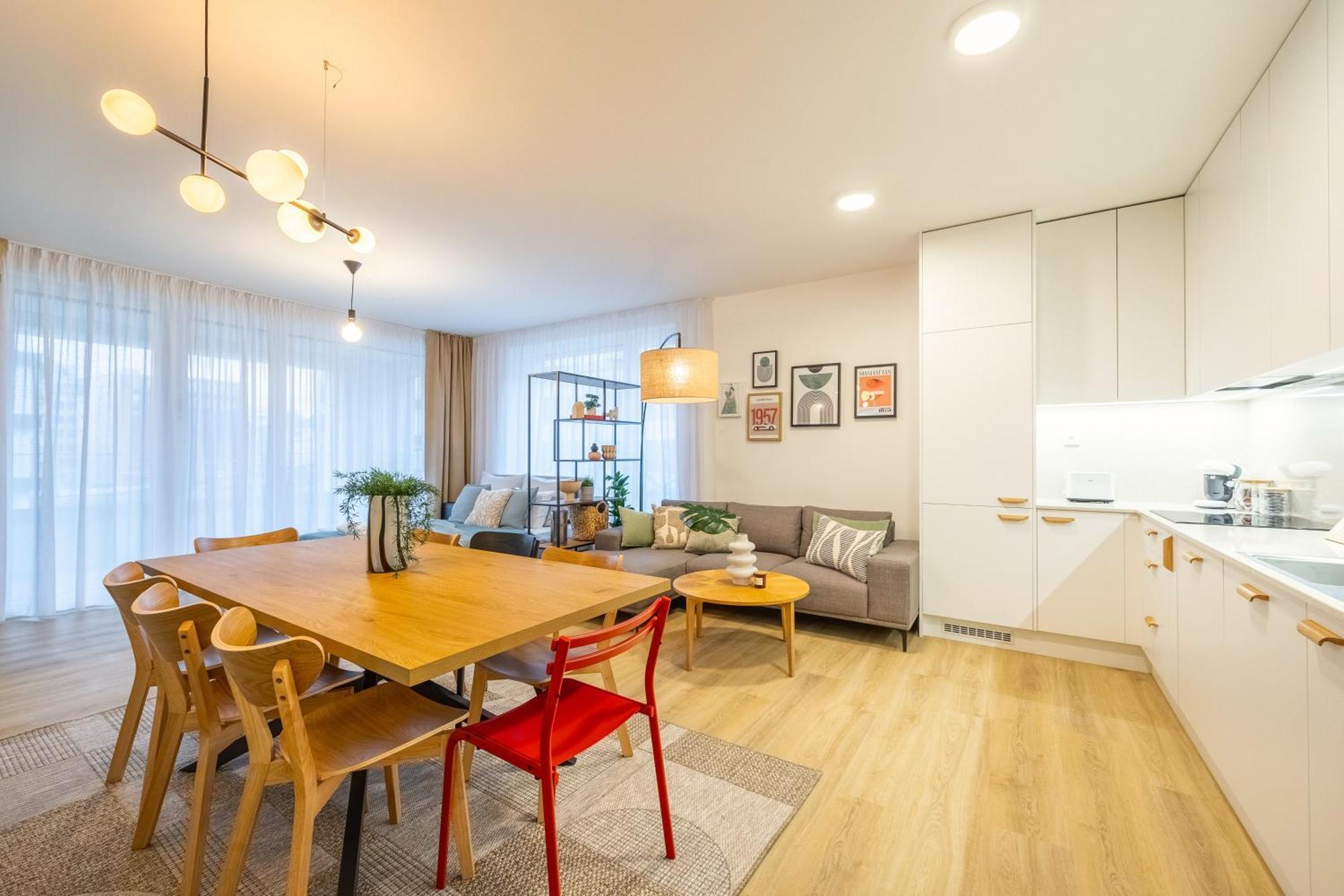 Spacious 3br - 2 Parking Spots, Full Kitchen, By Gravity Prague