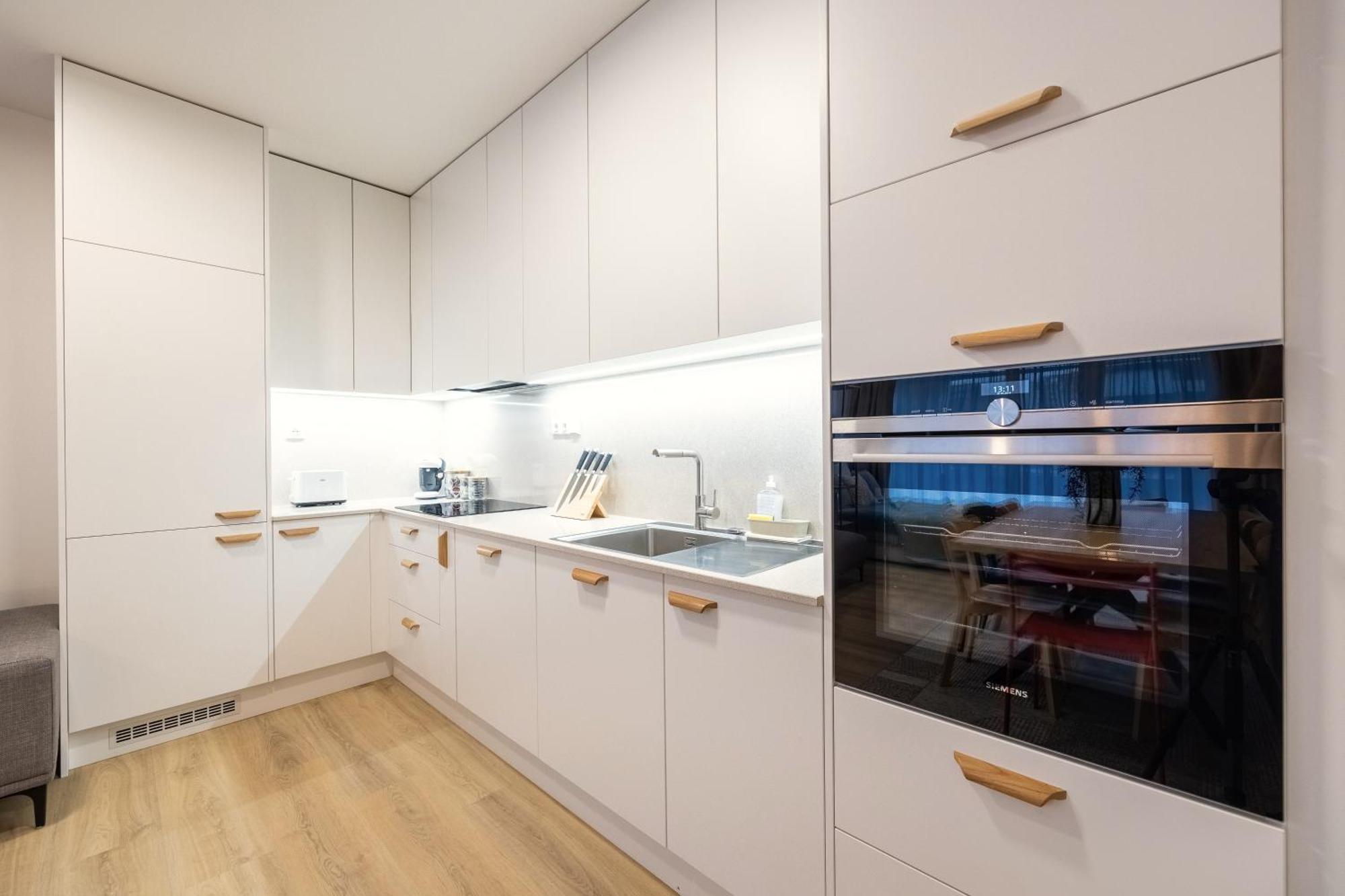 Spacious 3br - 2 Parking Spots, Full Kitchen, By Gravity Apartment Prague