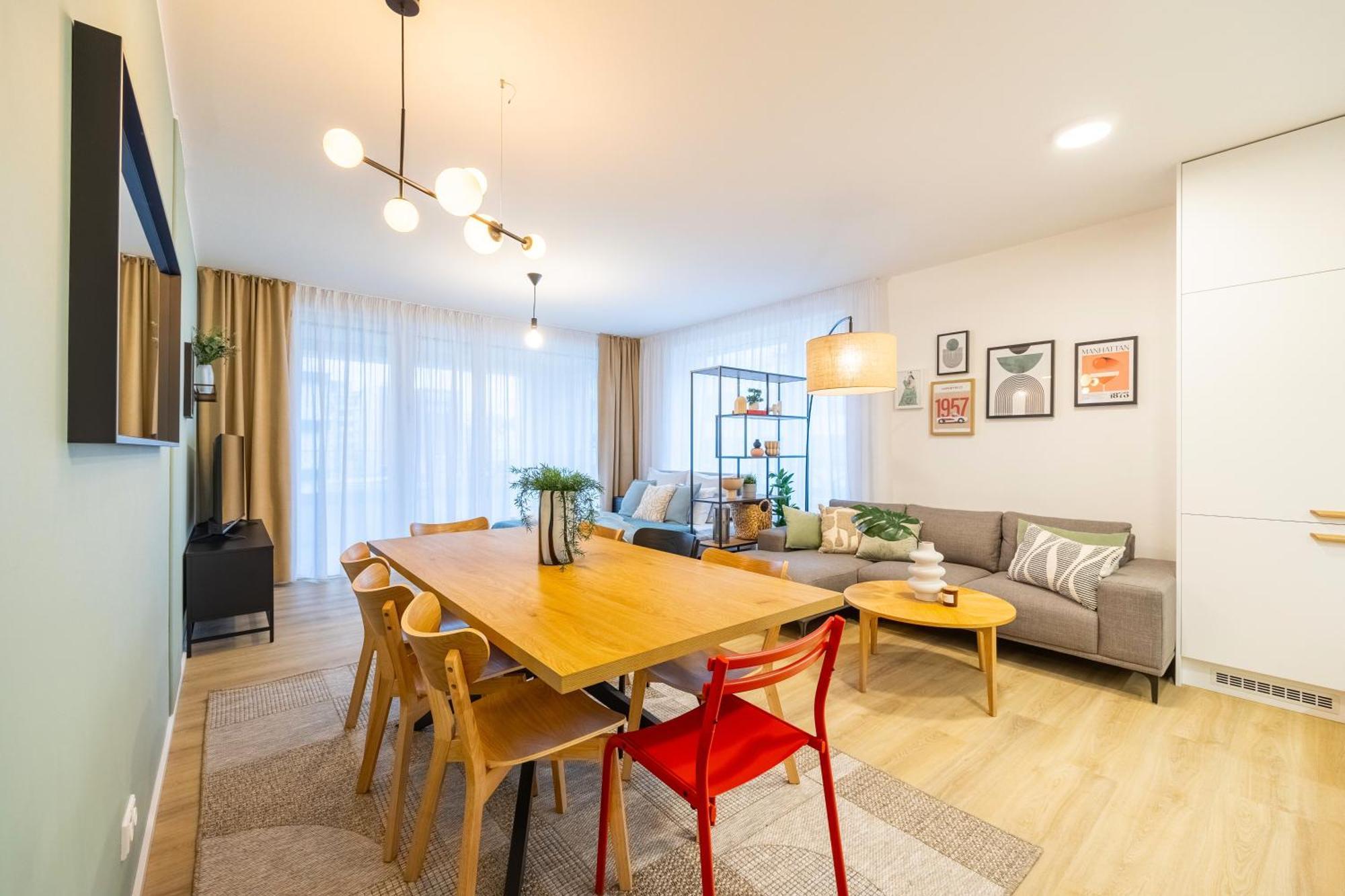 Spacious 3br - 2 Parking Spots, Full Kitchen, By Gravity Apartment