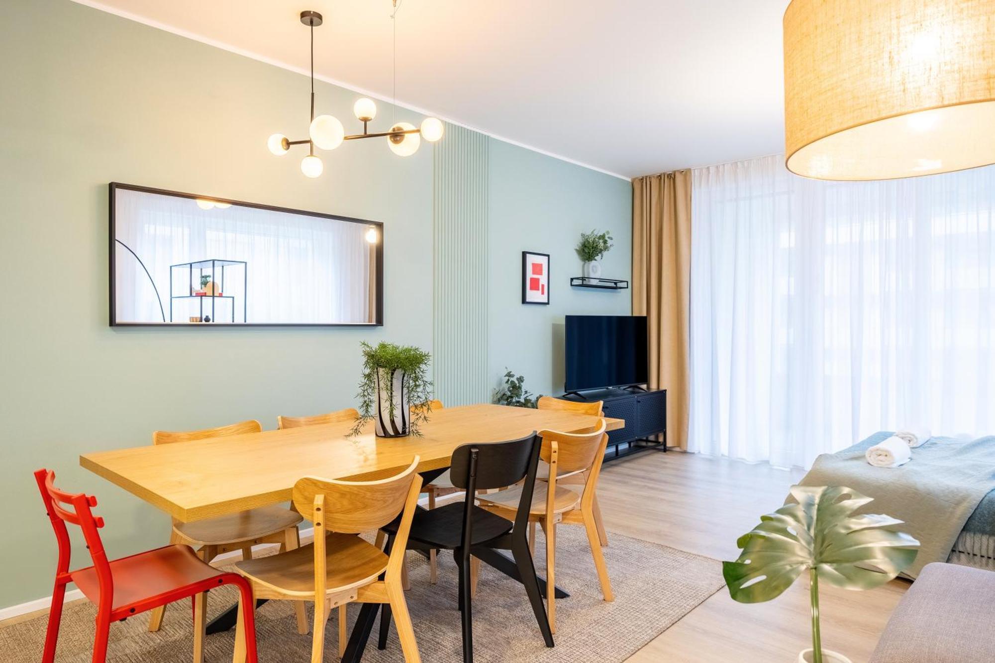 Spacious 3br - 2 Parking Spots, Full Kitchen, By Gravity Prague