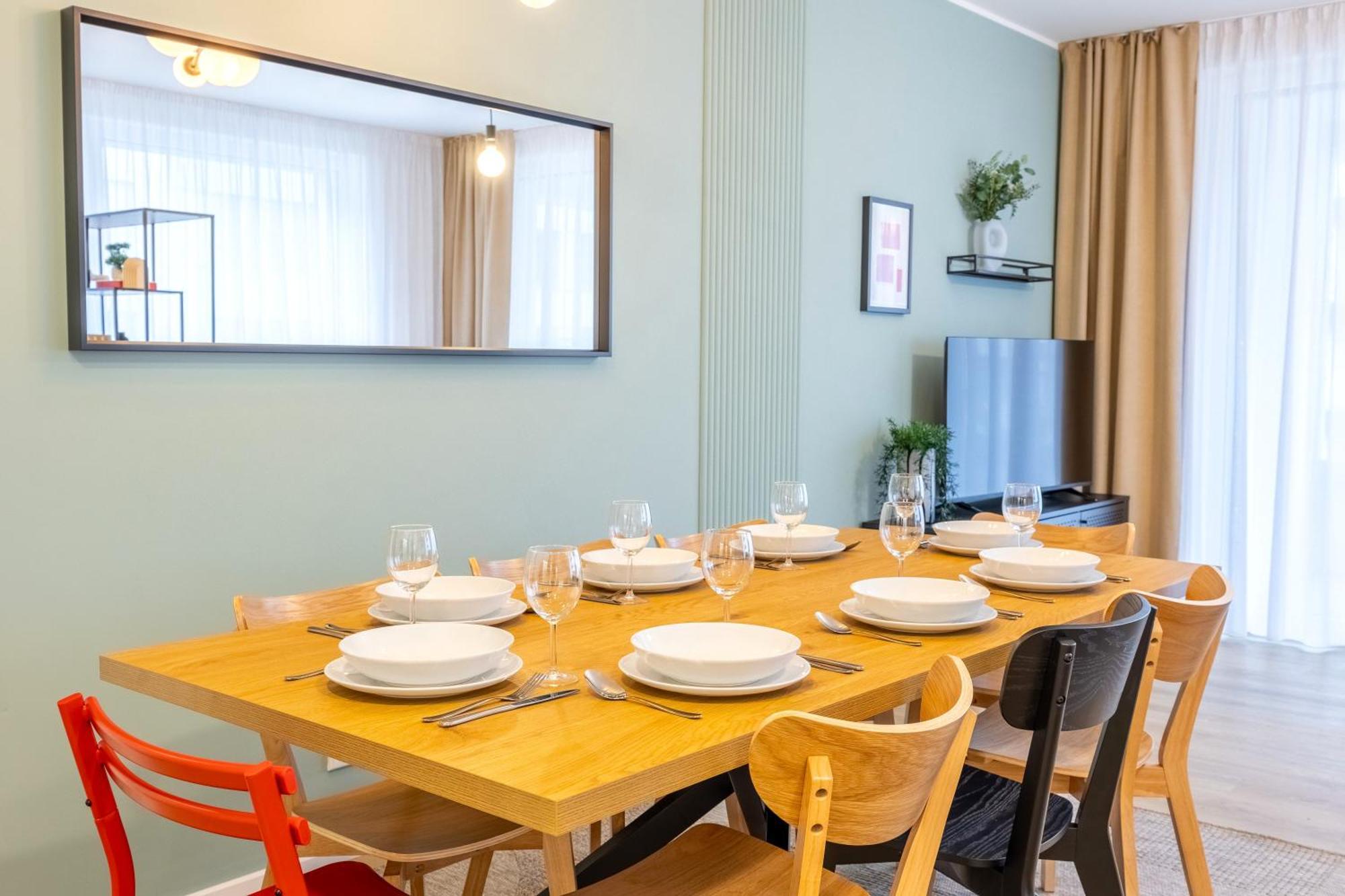 Spacious 3br - 2 Parking Spots, Full Kitchen, By Gravity * Prague