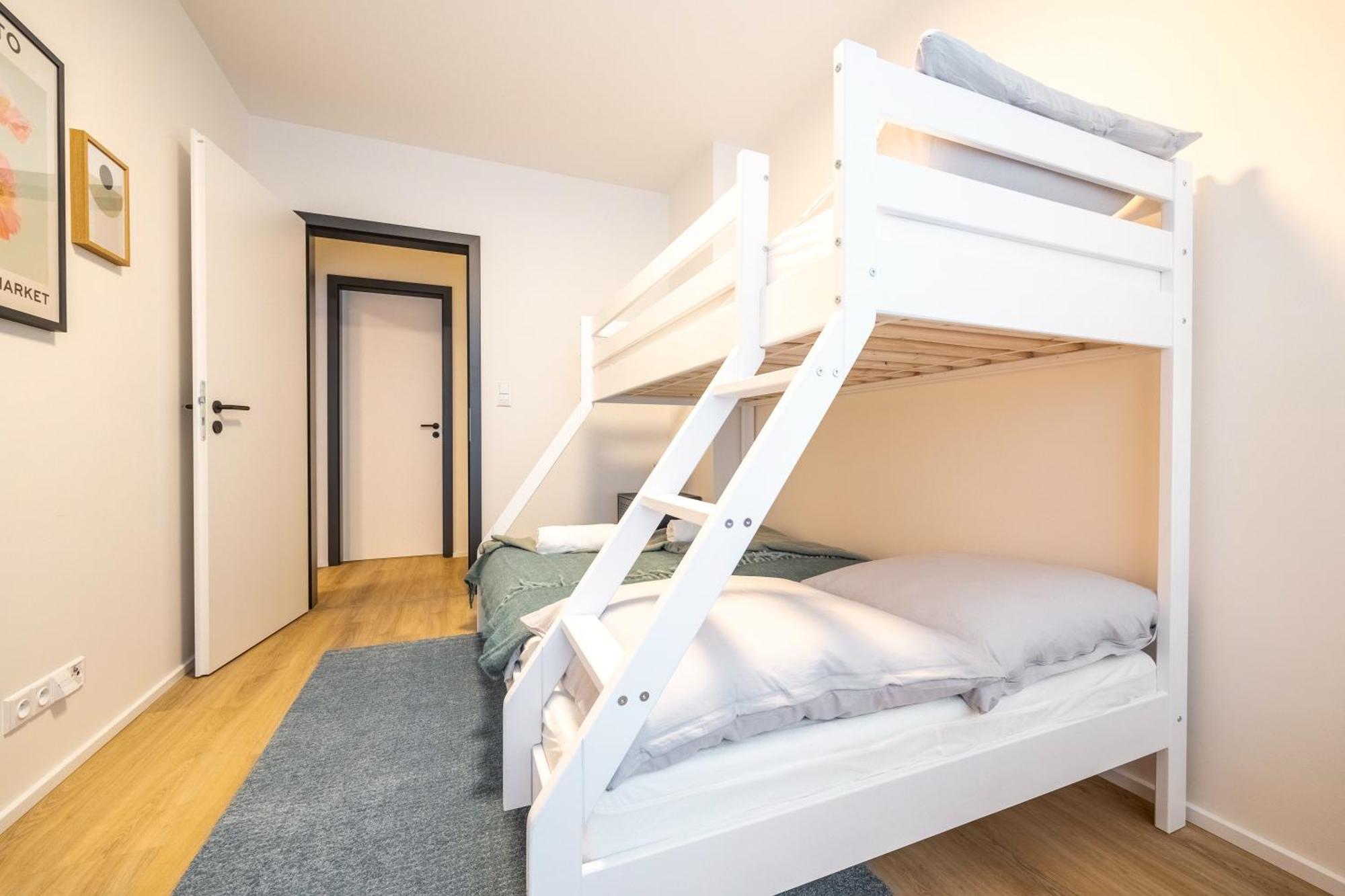 Spacious 3br - 2 Parking Spots, Full Kitchen, By Gravity