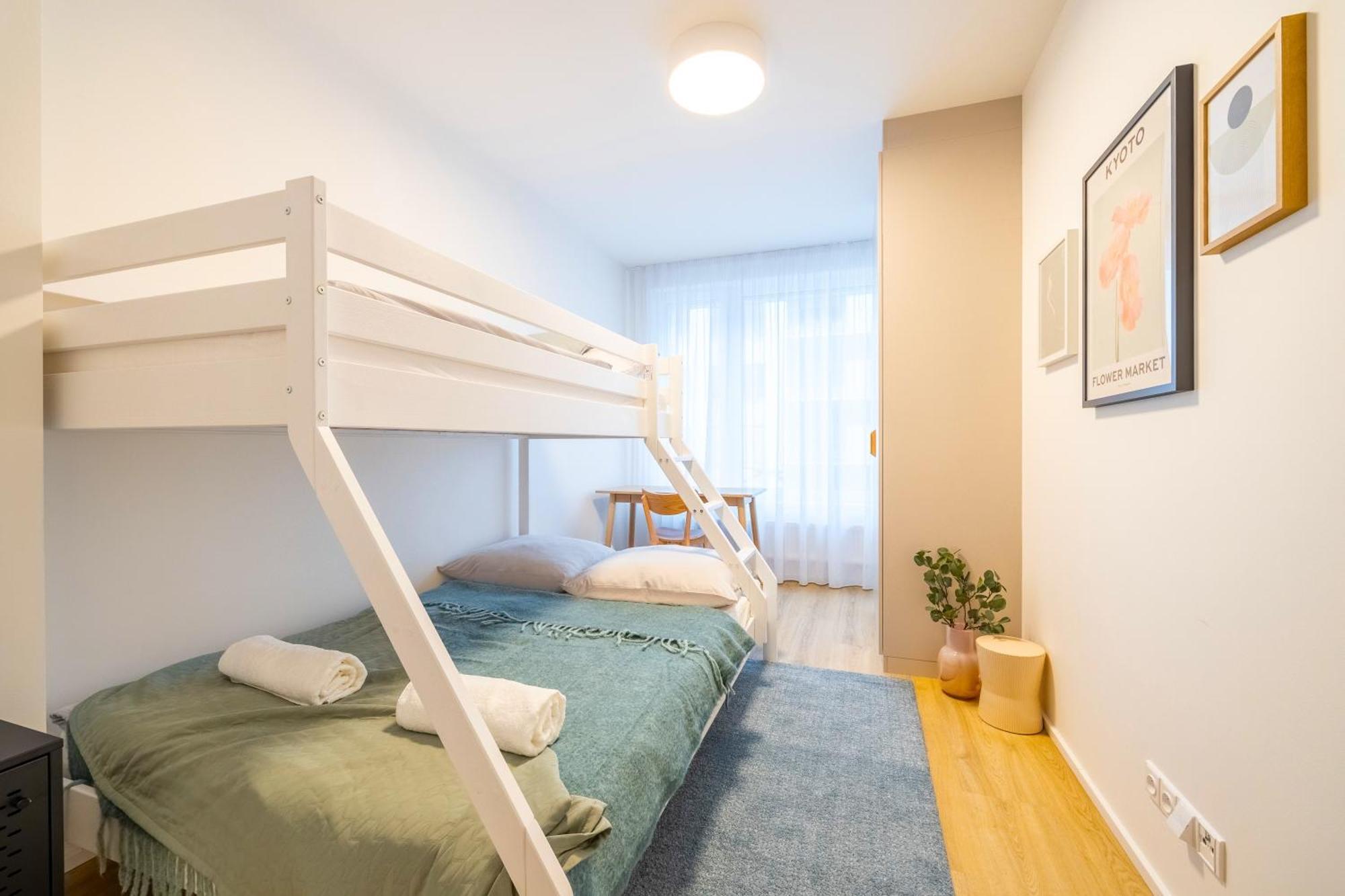 Spacious 3br - 2 Parking Spots, Full Kitchen, By Gravity Apartment