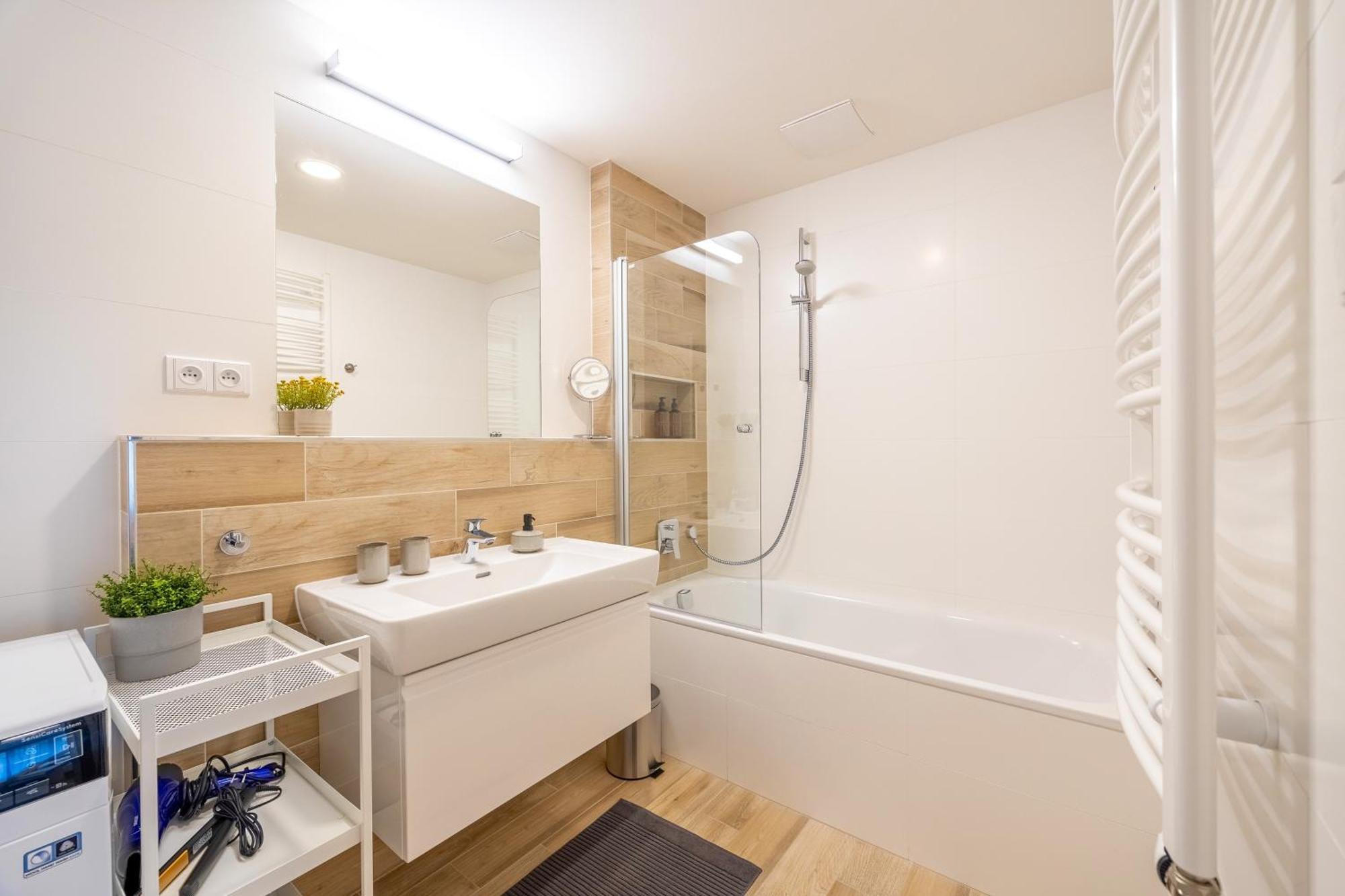 Apartment Spacious 3br - 2 Parking Spots, Full Kitchen, By Gravity