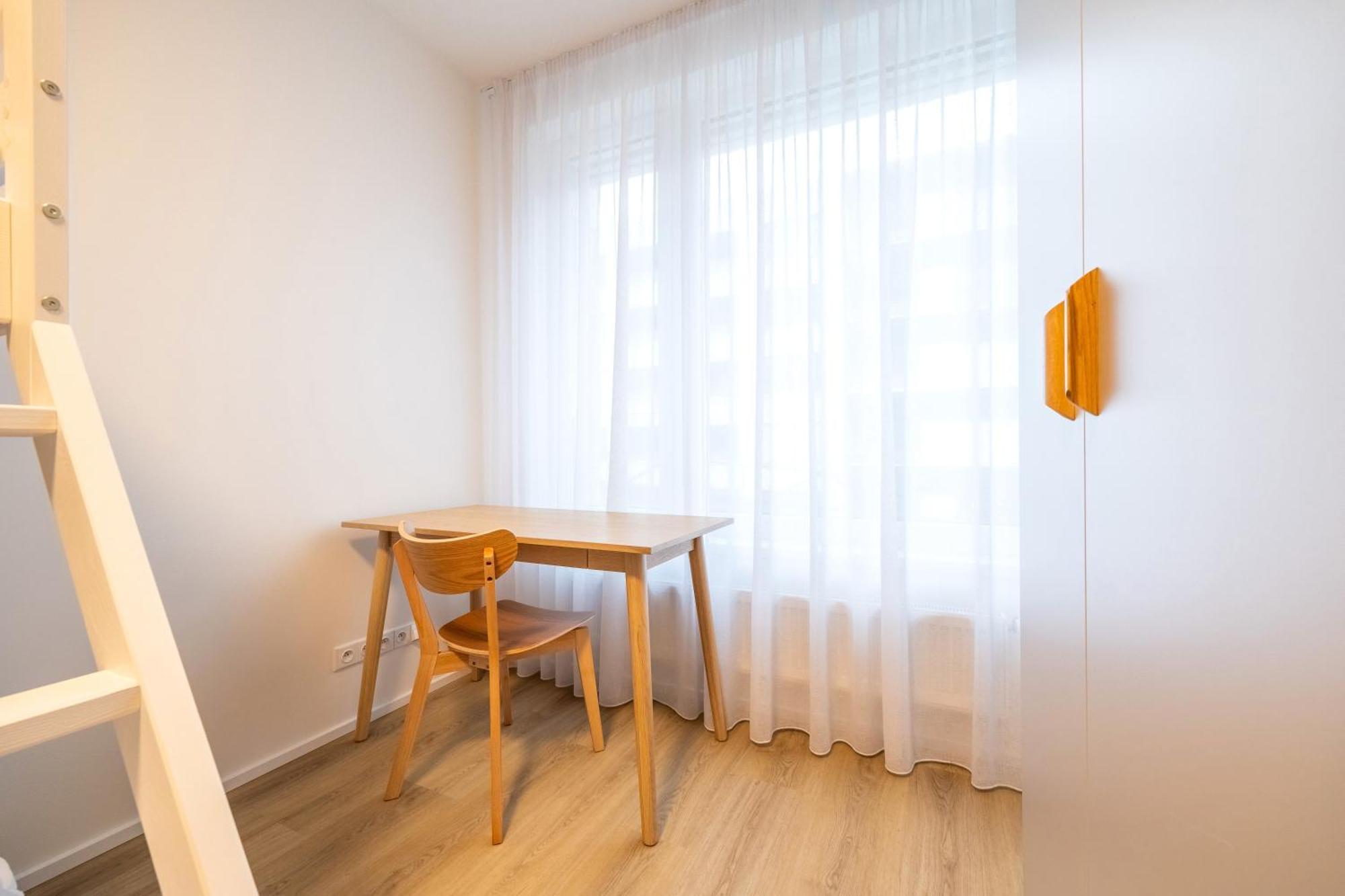 Spacious 3br - 2 Parking Spots, Full Kitchen, By Gravity Apartment *