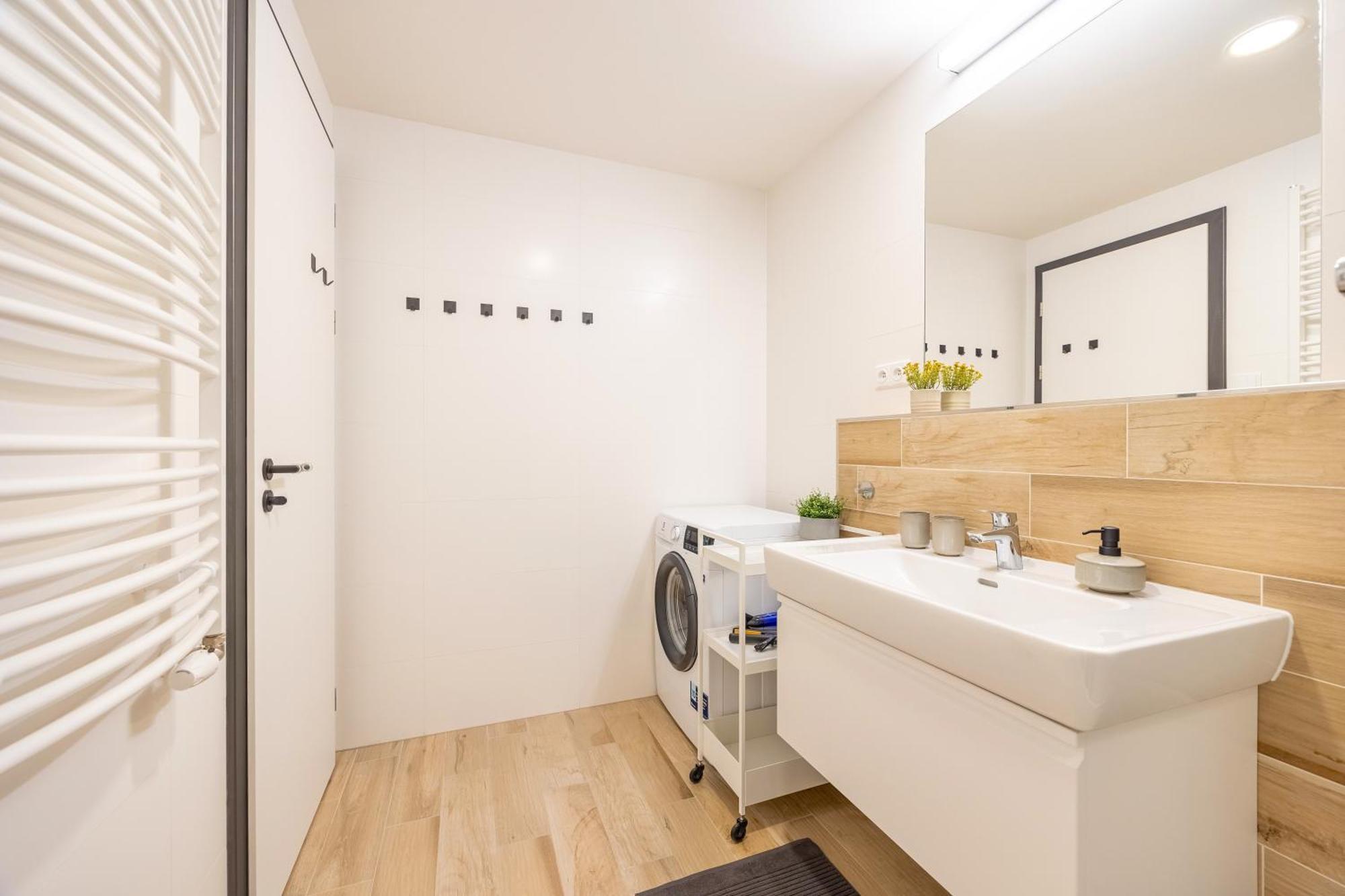 Spacious 3br - 2 Parking Spots, Full Kitchen, By Gravity Apartment *