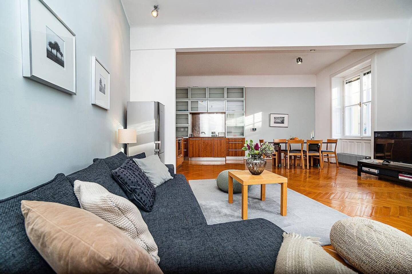 Elegant Old Town With Balcony With Free Garage