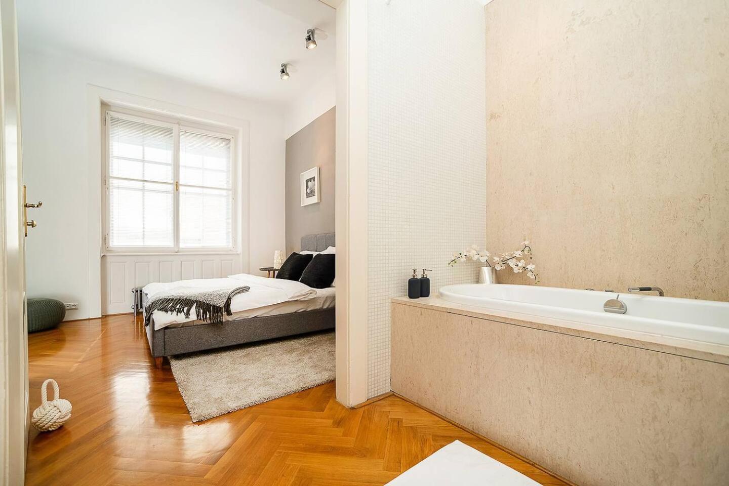 Elegant Old Town With Balcony With Free Garage *