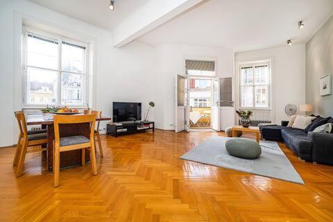 Elegant Old Town With Balcony With Free Garage Prague