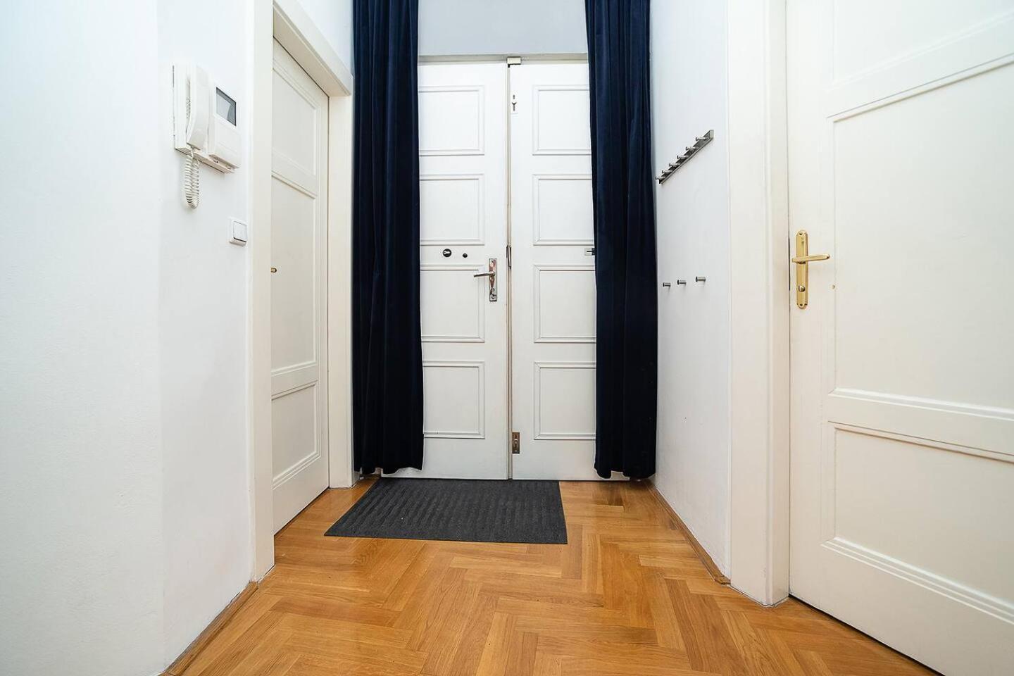Appartement Elegant Old Town With Balcony With Free Garage