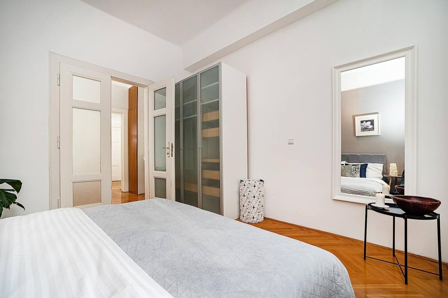 Elegant Old Town With Balcony With Free Garage Appartement *