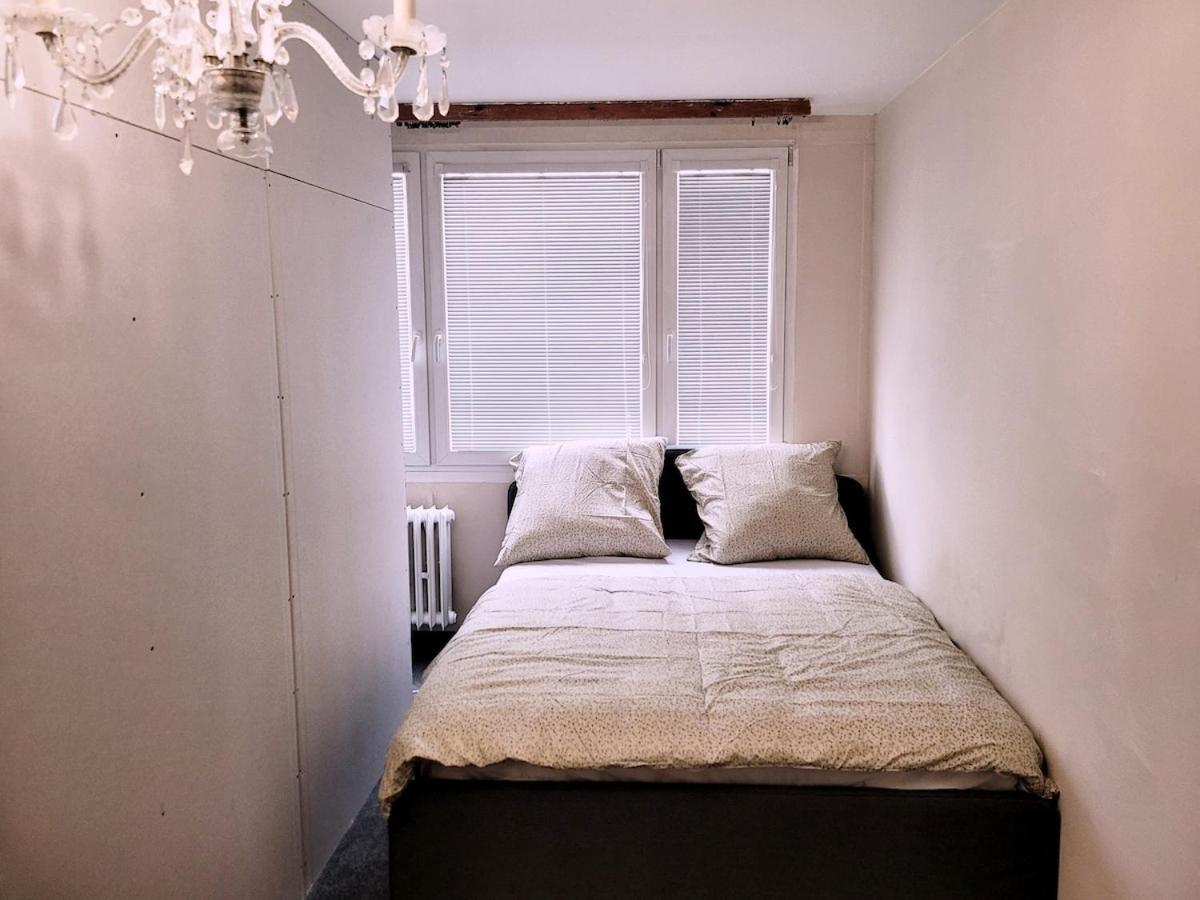 Apartment Green Park Prosek Shared 15 Mins From Center