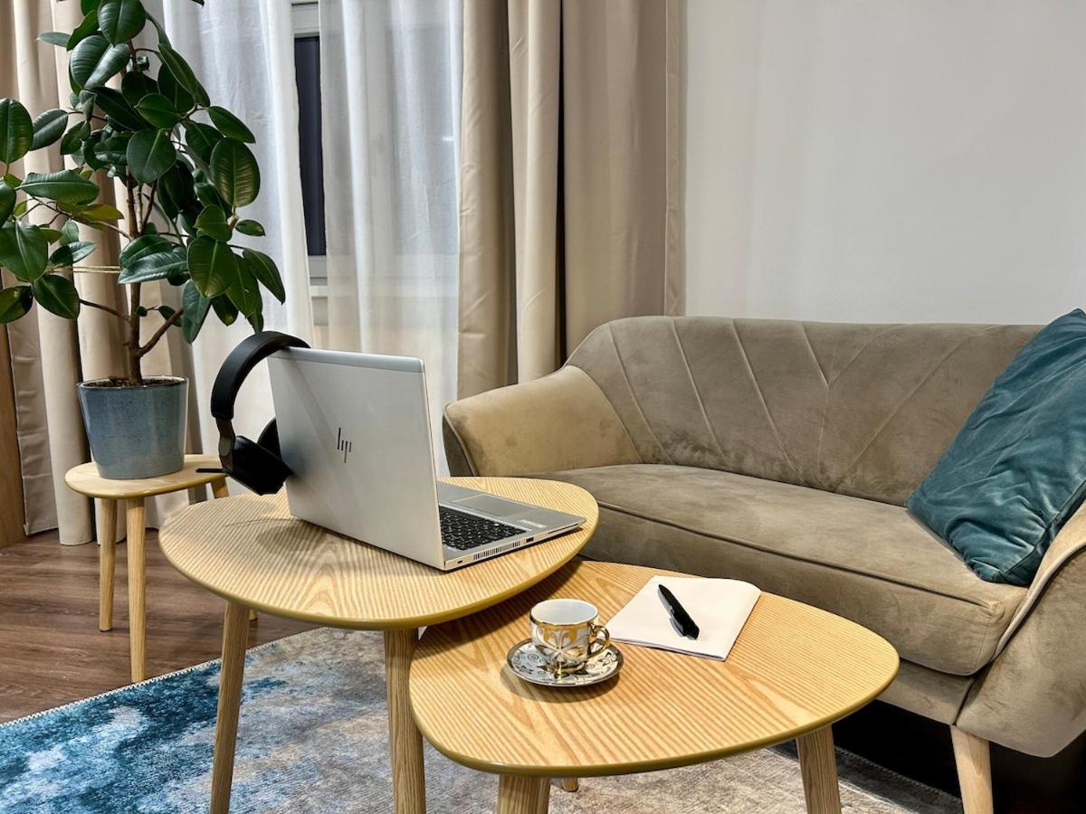 Charm Deco Near Old Town, All-friendly Apartment *