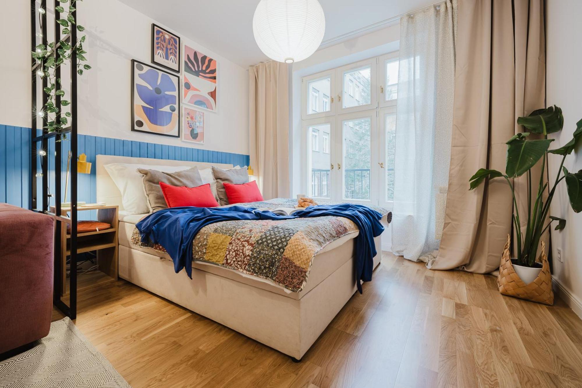 Apartment Days - Funky - Netflix - Center *