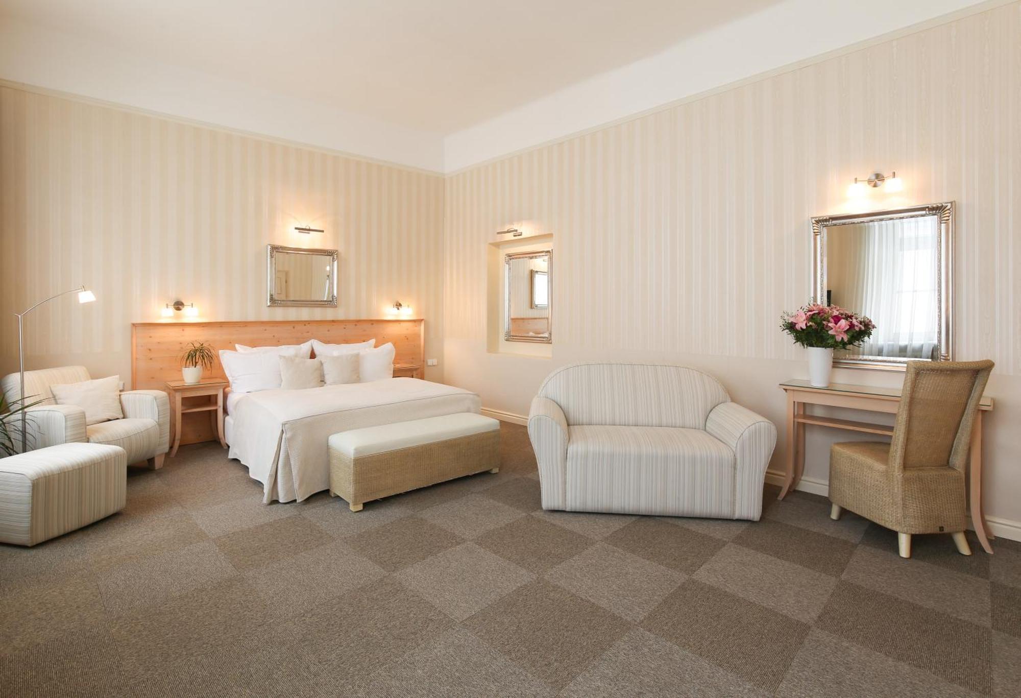Unitas Hotel 4*
