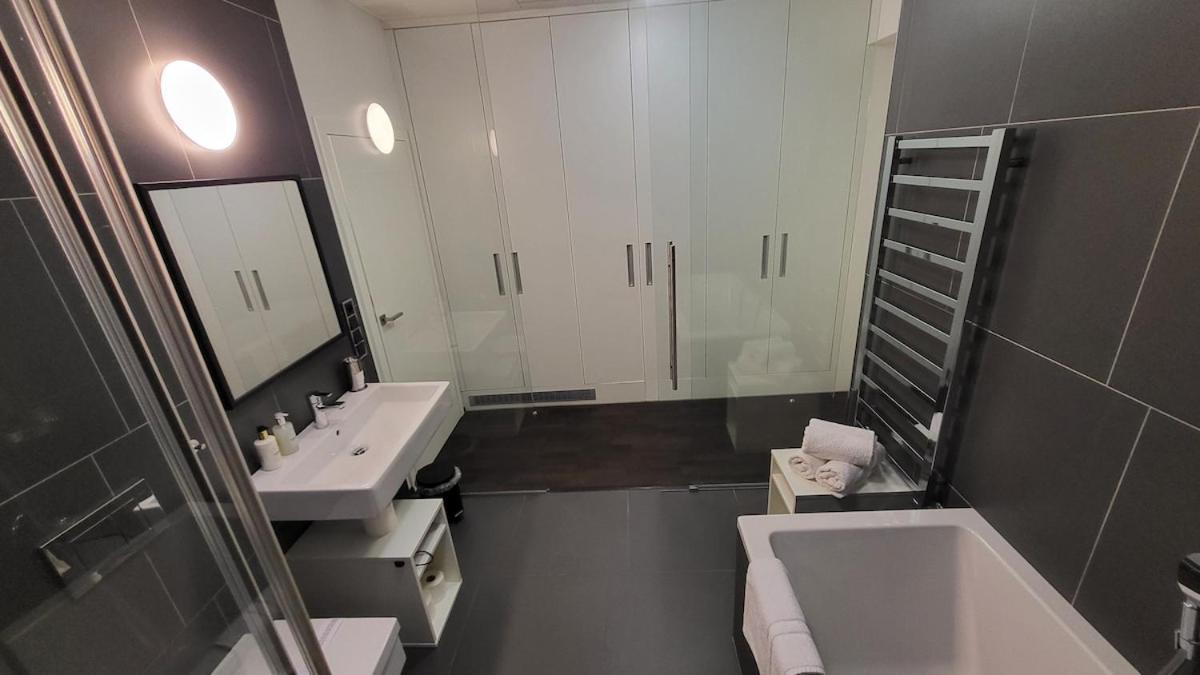 Luxury - View Of The Center Of Apartment *