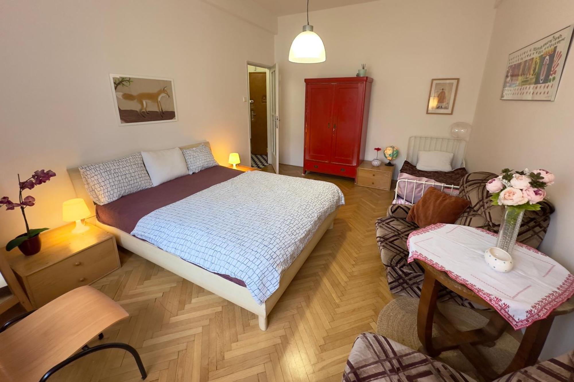 Sedlcanska - Will Save Money Here - Equipped With Antique Furniture Apartment