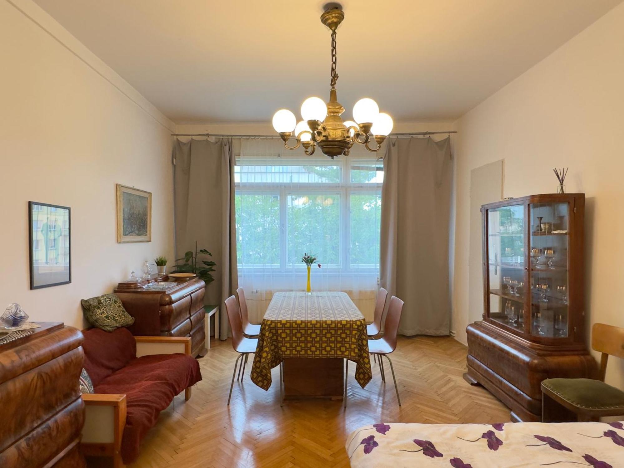 Apartment Sedlcanska - Will Save Money Here - Equipped With Antique Furniture