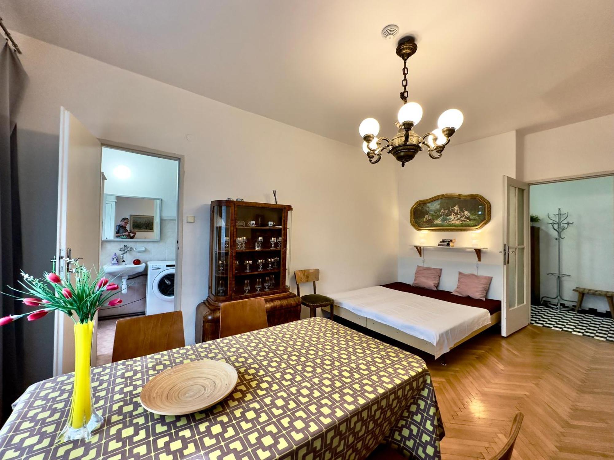 Sedlcanska - Will Save Money Here - Equipped With Antique Furniture Prague