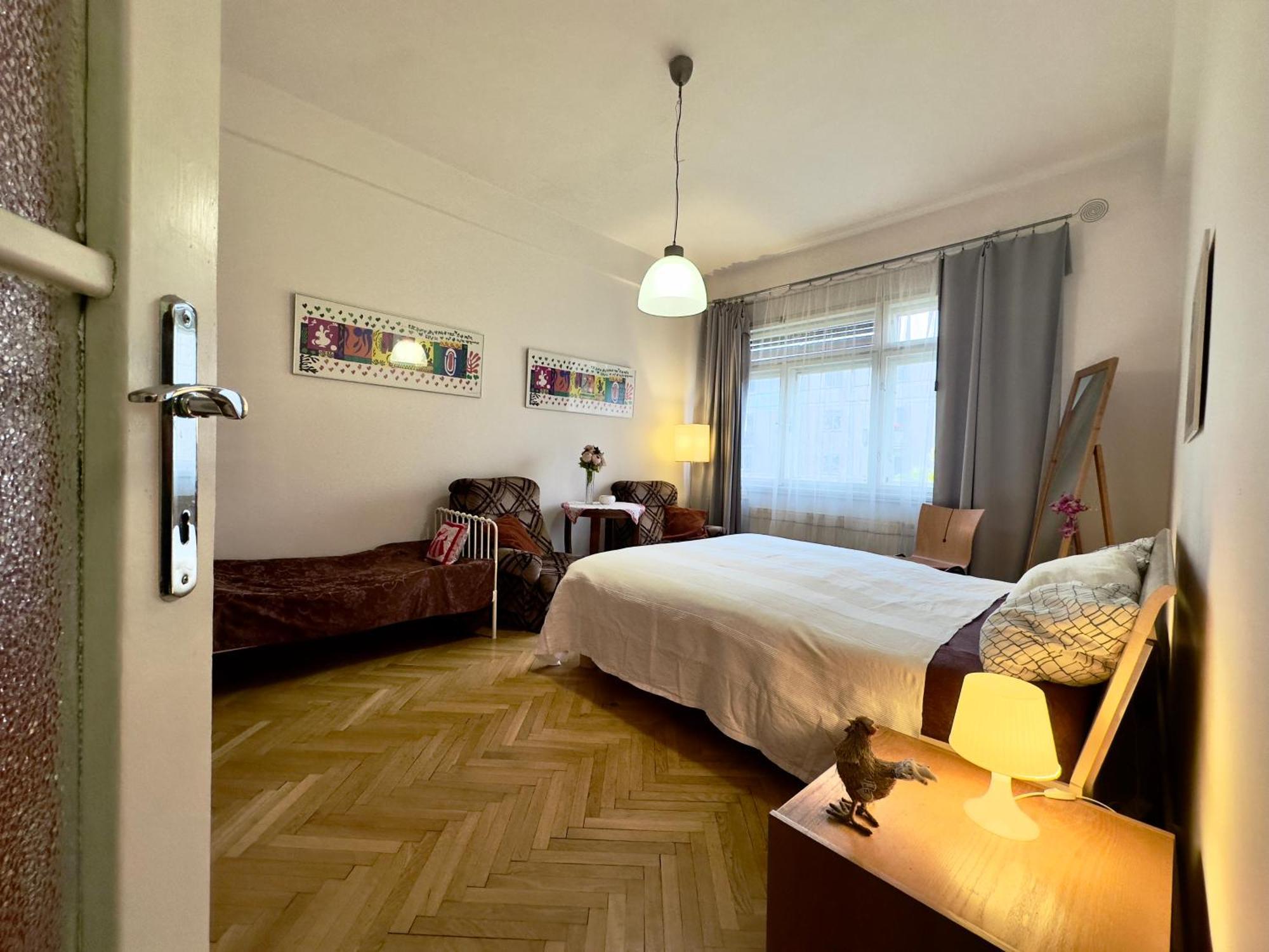 Sedlcanska - Will Save Money Here - Equipped With Antique Furniture Apartment