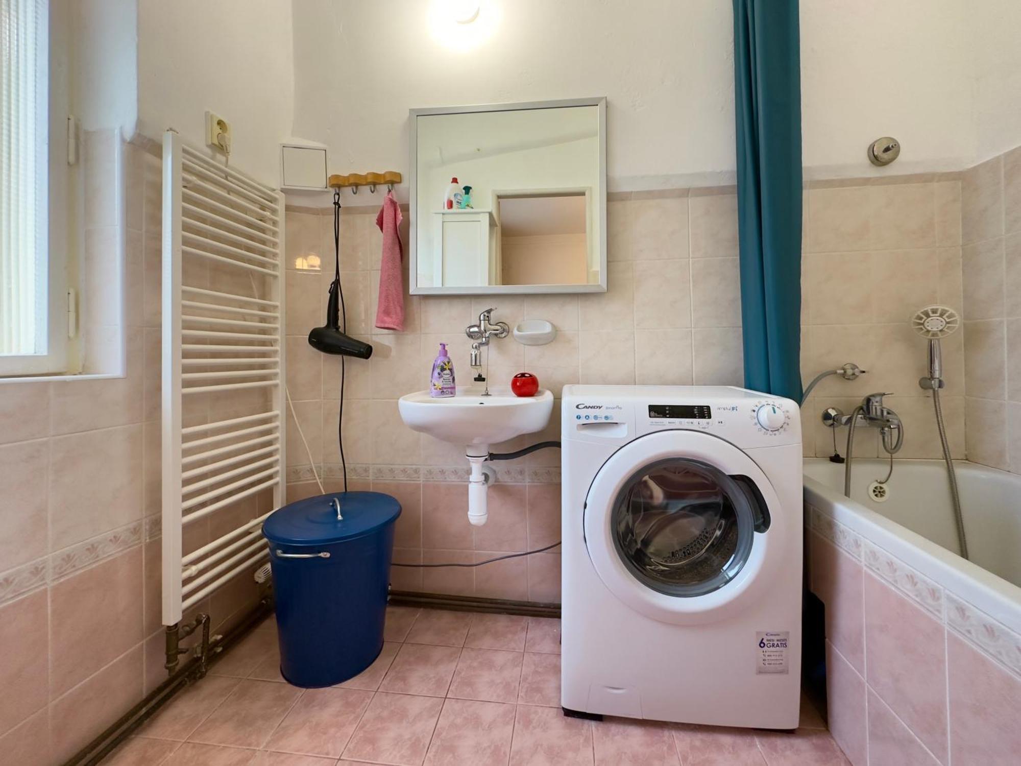 Apartment Sedlcanska - Will Save Money Here - Equipped With Antique Furniture