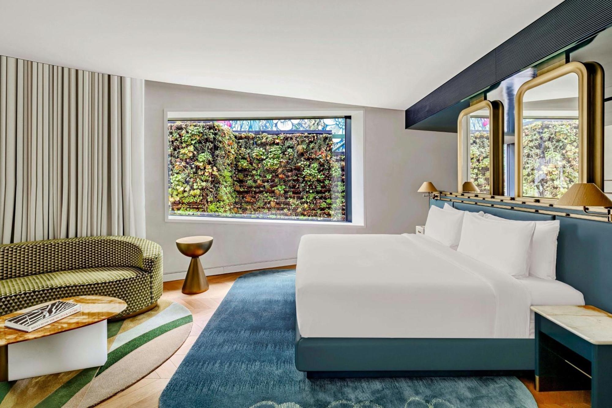 W Hotel 5*