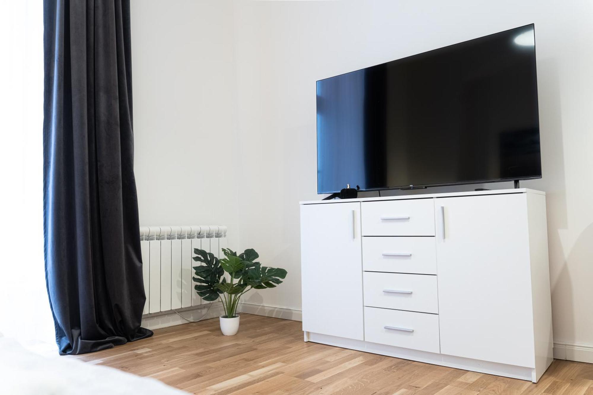 Apartment 1 New Just Steps Away From Old Town And The Florence Bus Station