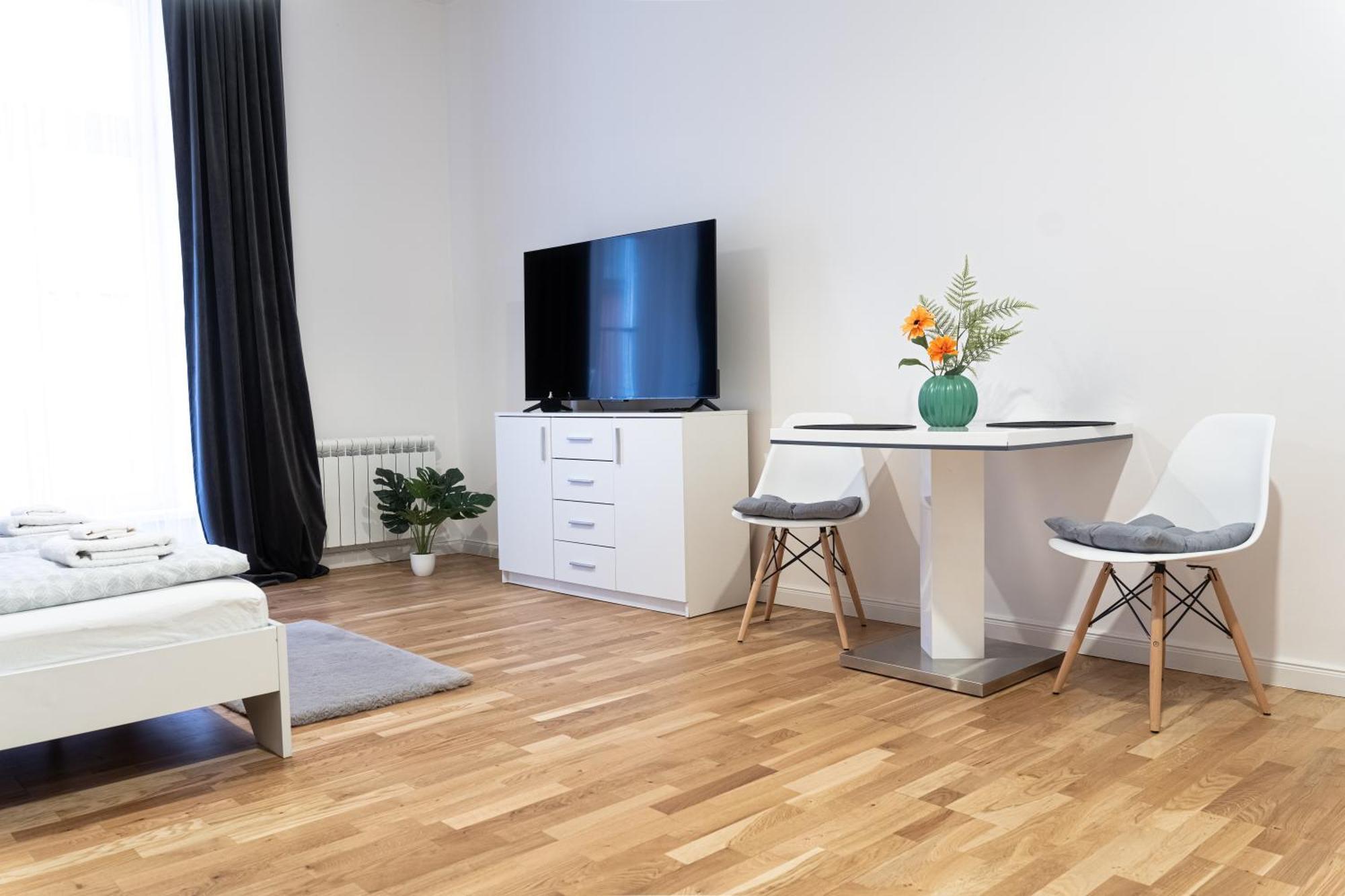 1 New Just Steps Away From Old Town And The Florence Bus Station Apartment *