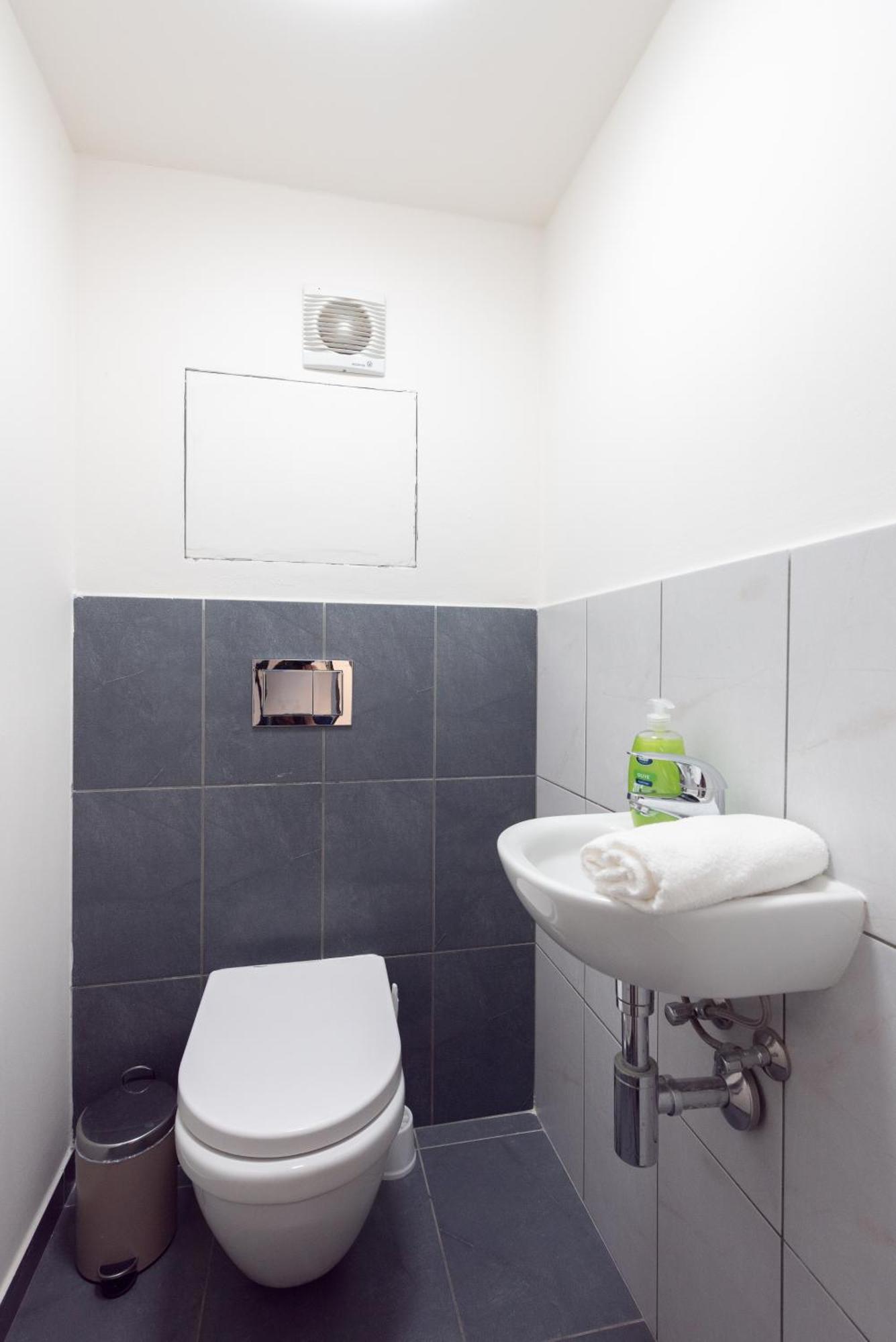 Apartment Spacious Near Karlin Square Prague