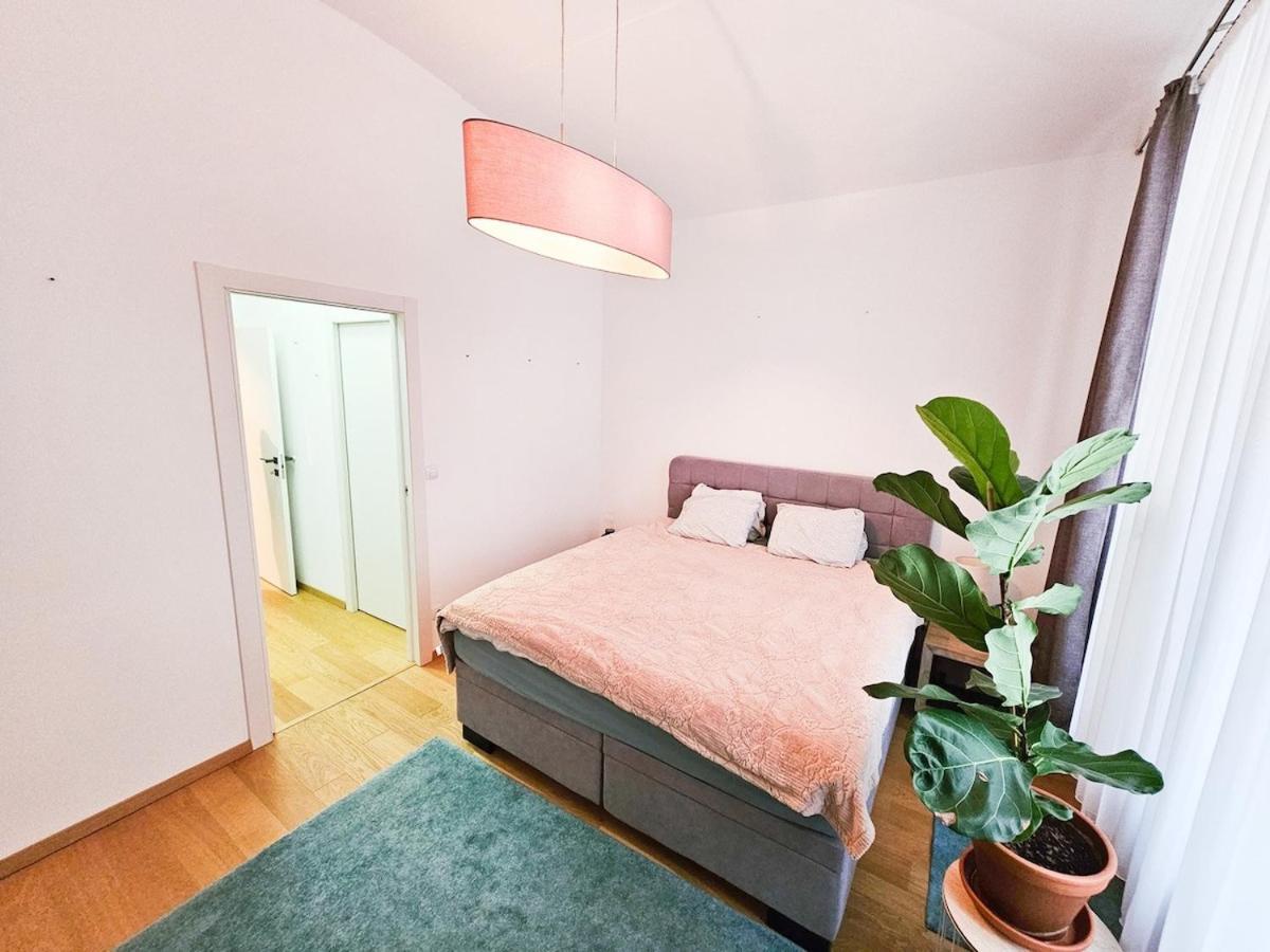 Atmosphere - Modern Flat With Balcony Apartment Prague