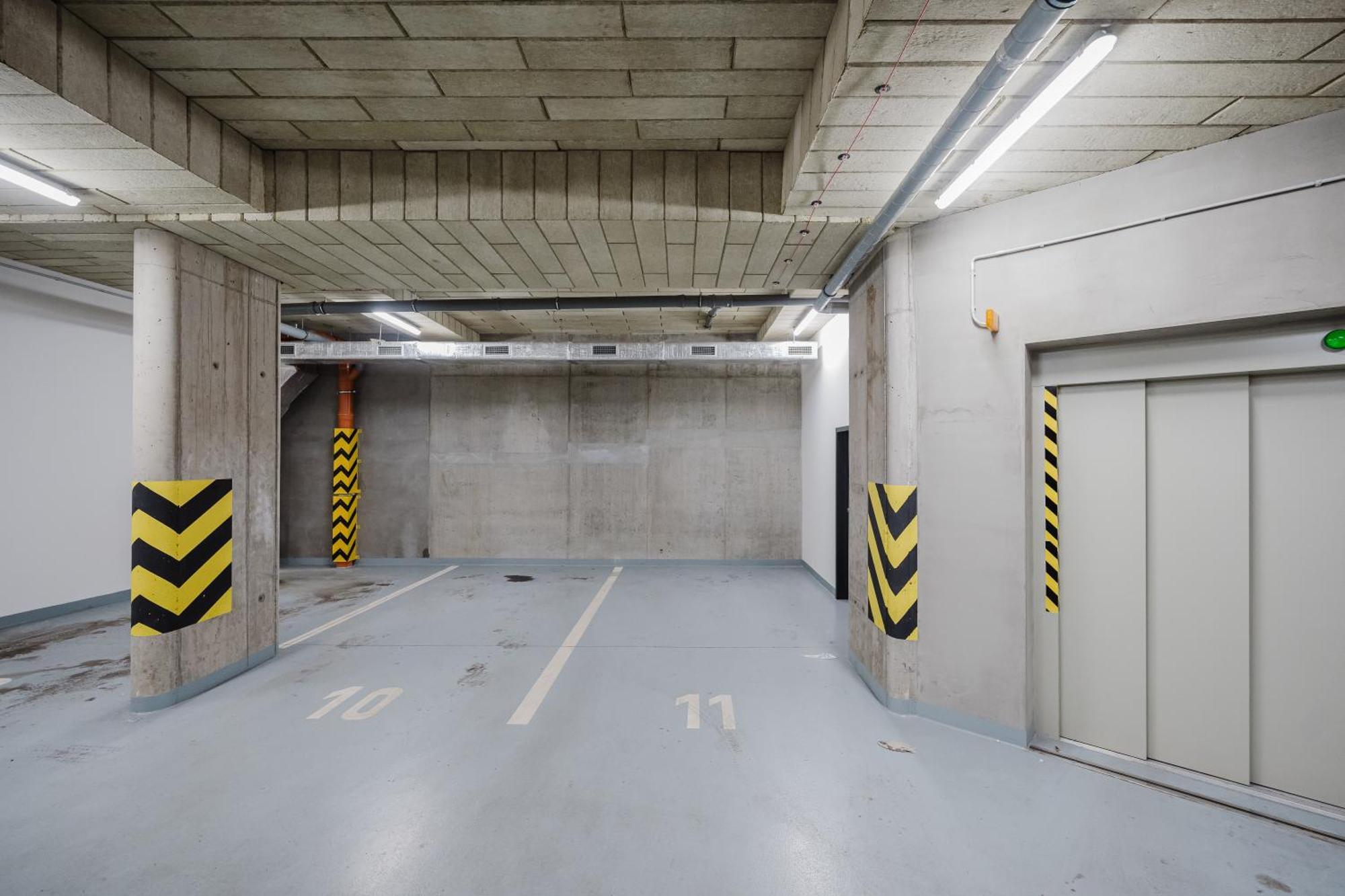 Days - Attic 1bdr - Workspace - Garage - Smichov Prague