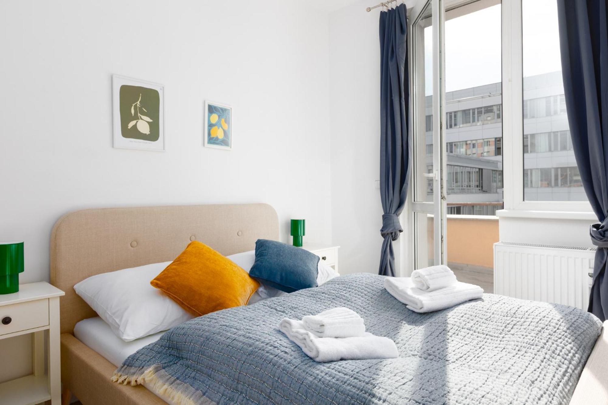 Apartment 2 Bedroom With A Terrace Near The Metro Prag