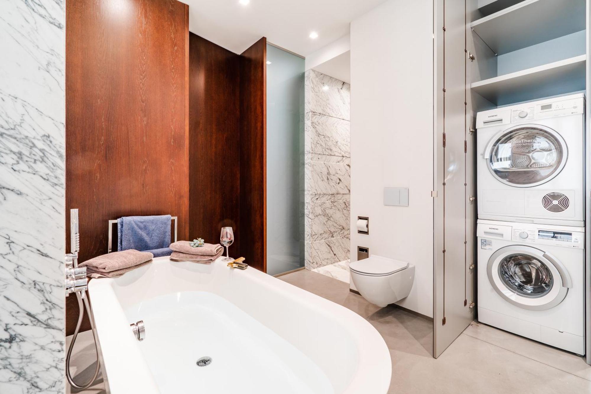 The Grand Krocinova Loft - Golden Bond Retreat
