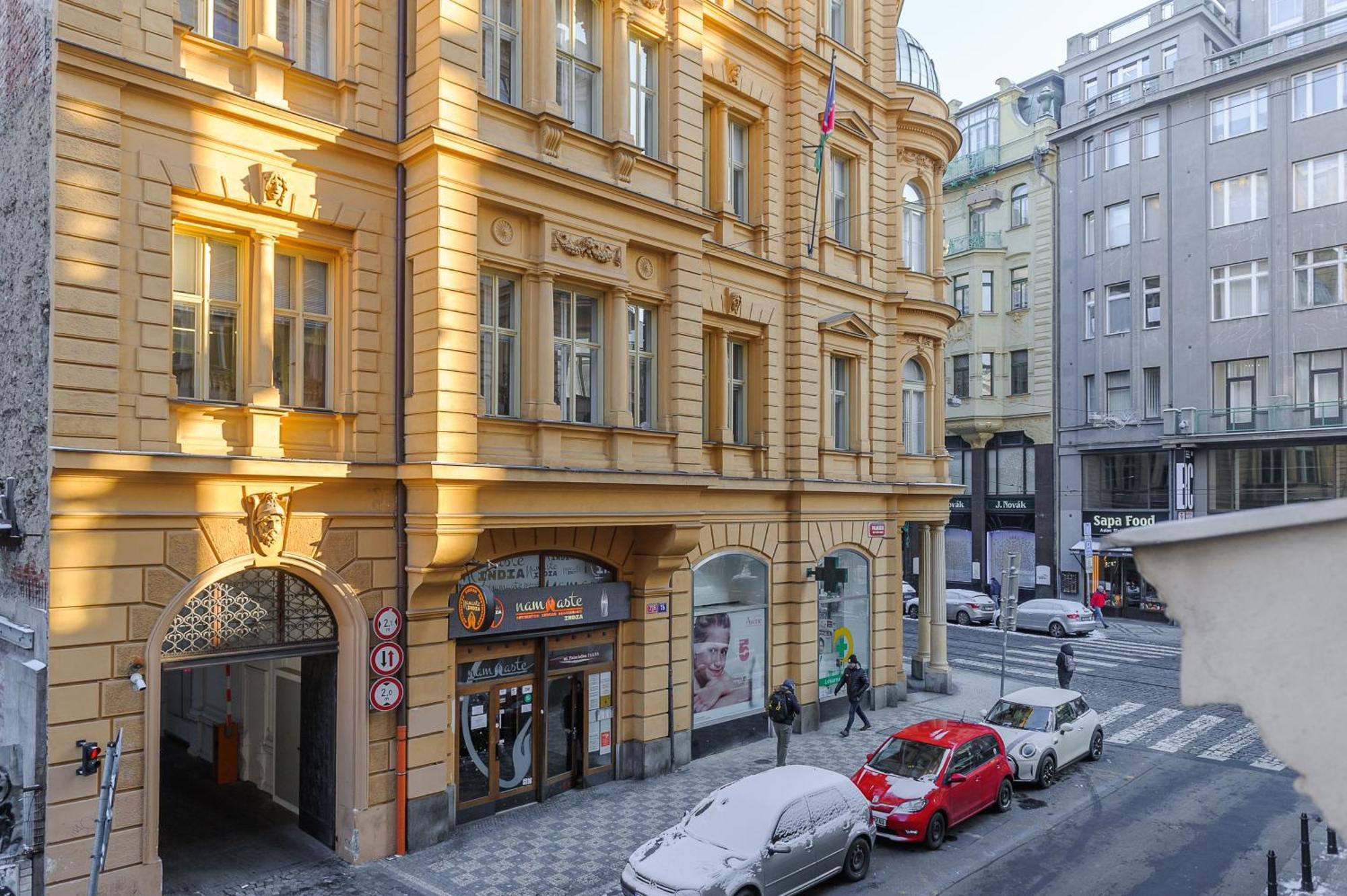 Apartment Spacious 3-bedrooms Near Karlin Square