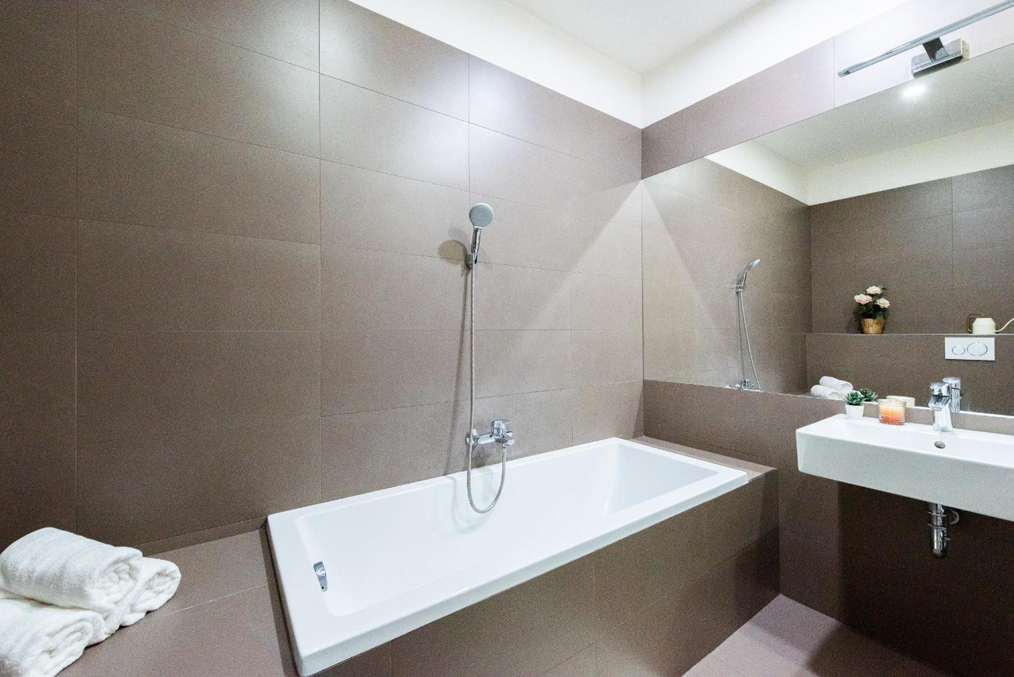 Apartment Spacious 3-bedrooms Near Karlin Square *