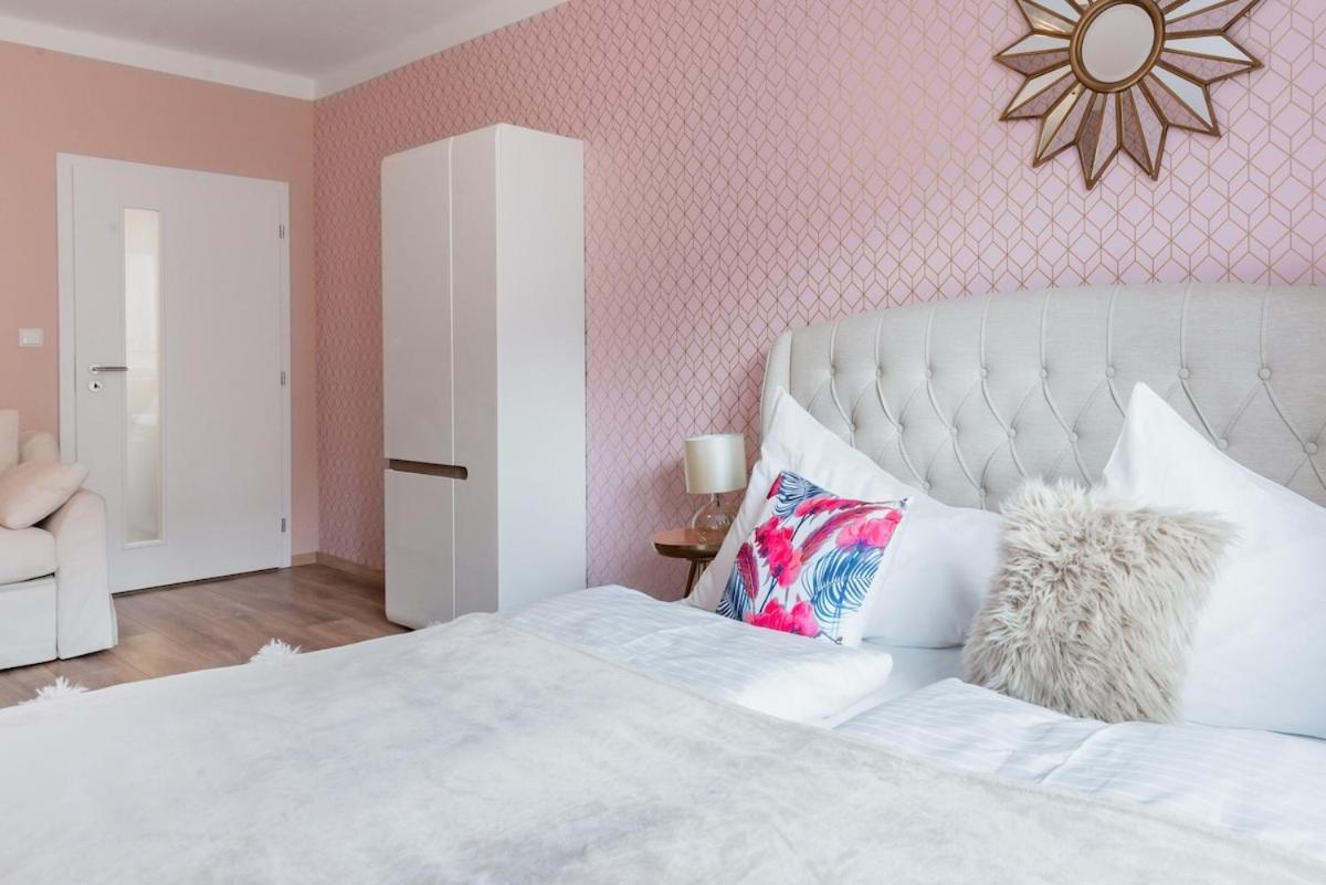 Pastel Art Deco 3bdr Ruterra Apartment Prague