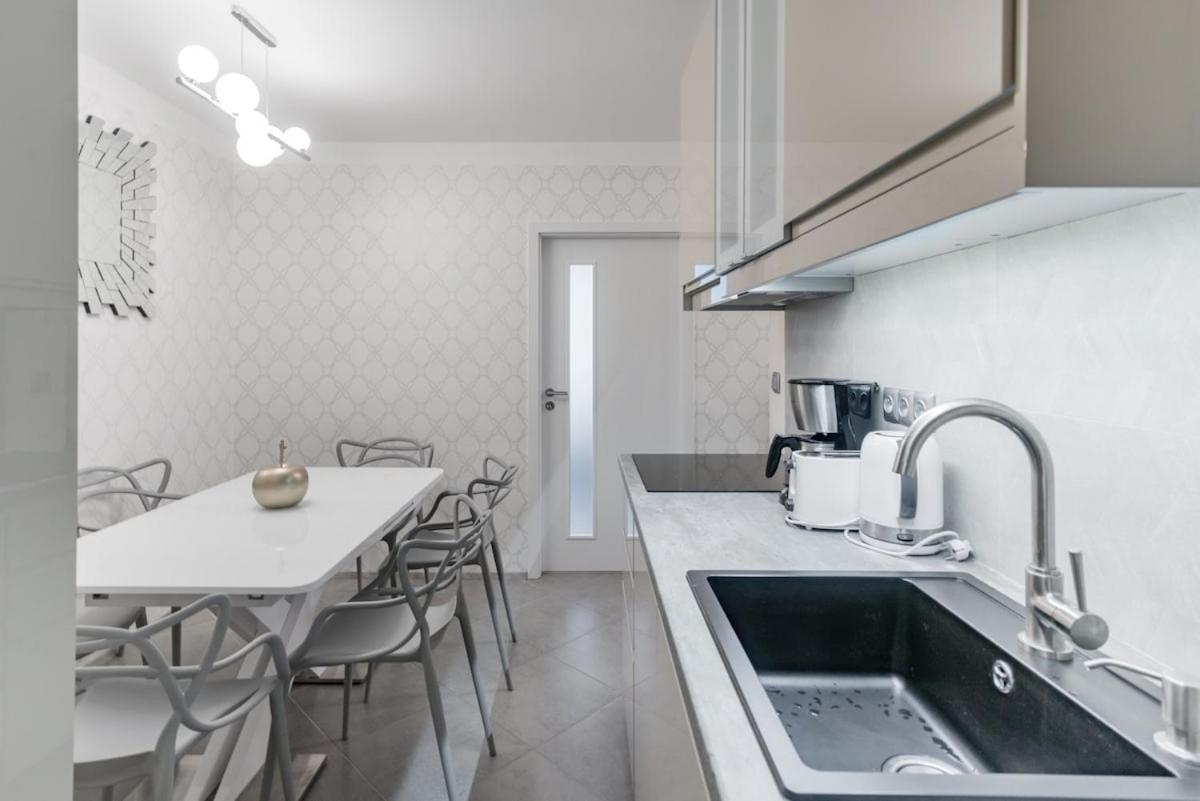 Pastel Art Deco 3bdr Ruterra Apartment