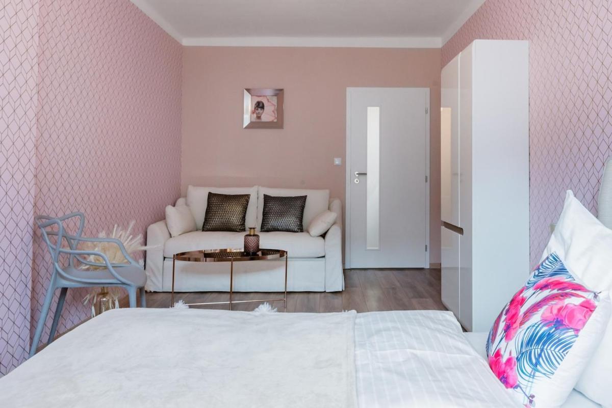 Pastel Art Deco 3bdr Ruterra Apartment Prague