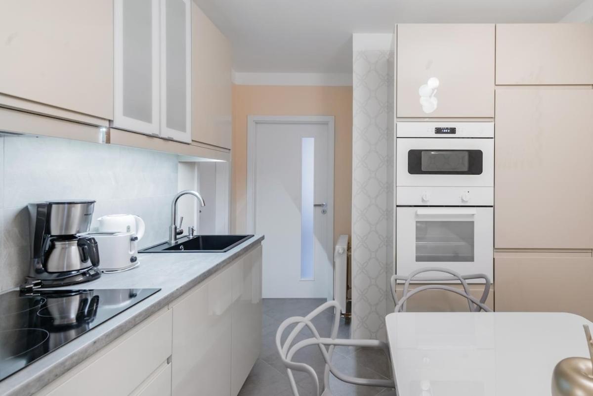 Apartment Pastel Art Deco 3bdr Ruterra Prague