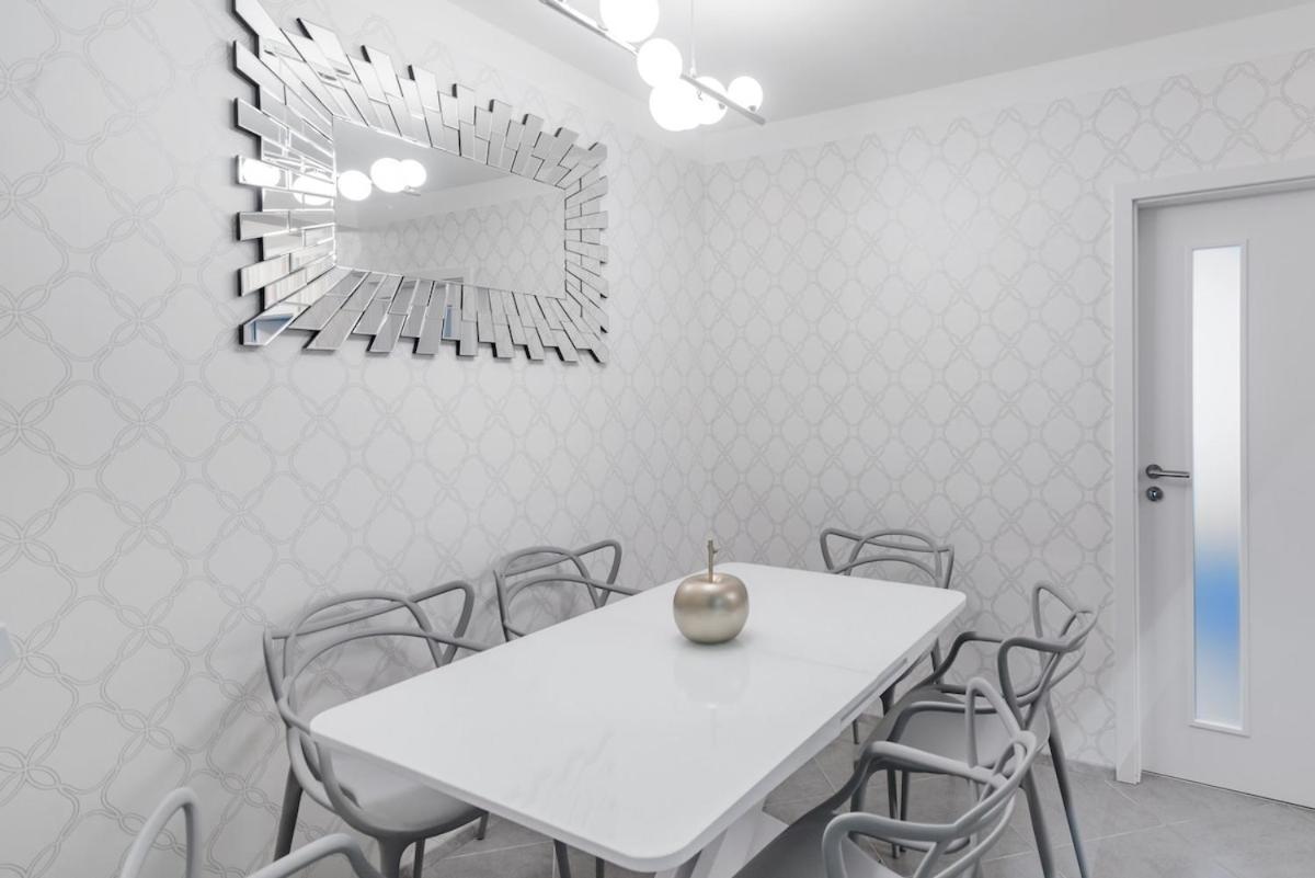 Pastel Art Deco 3bdr Ruterra Apartment