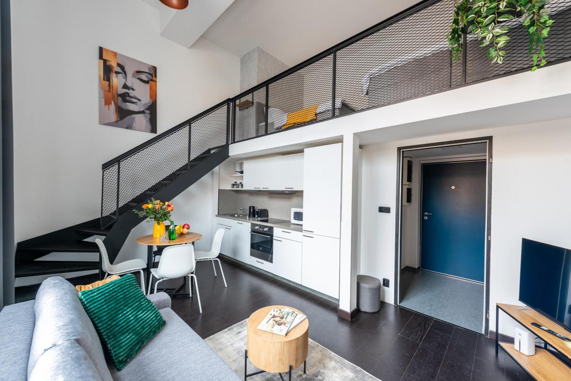 Loft Spacious In Praga