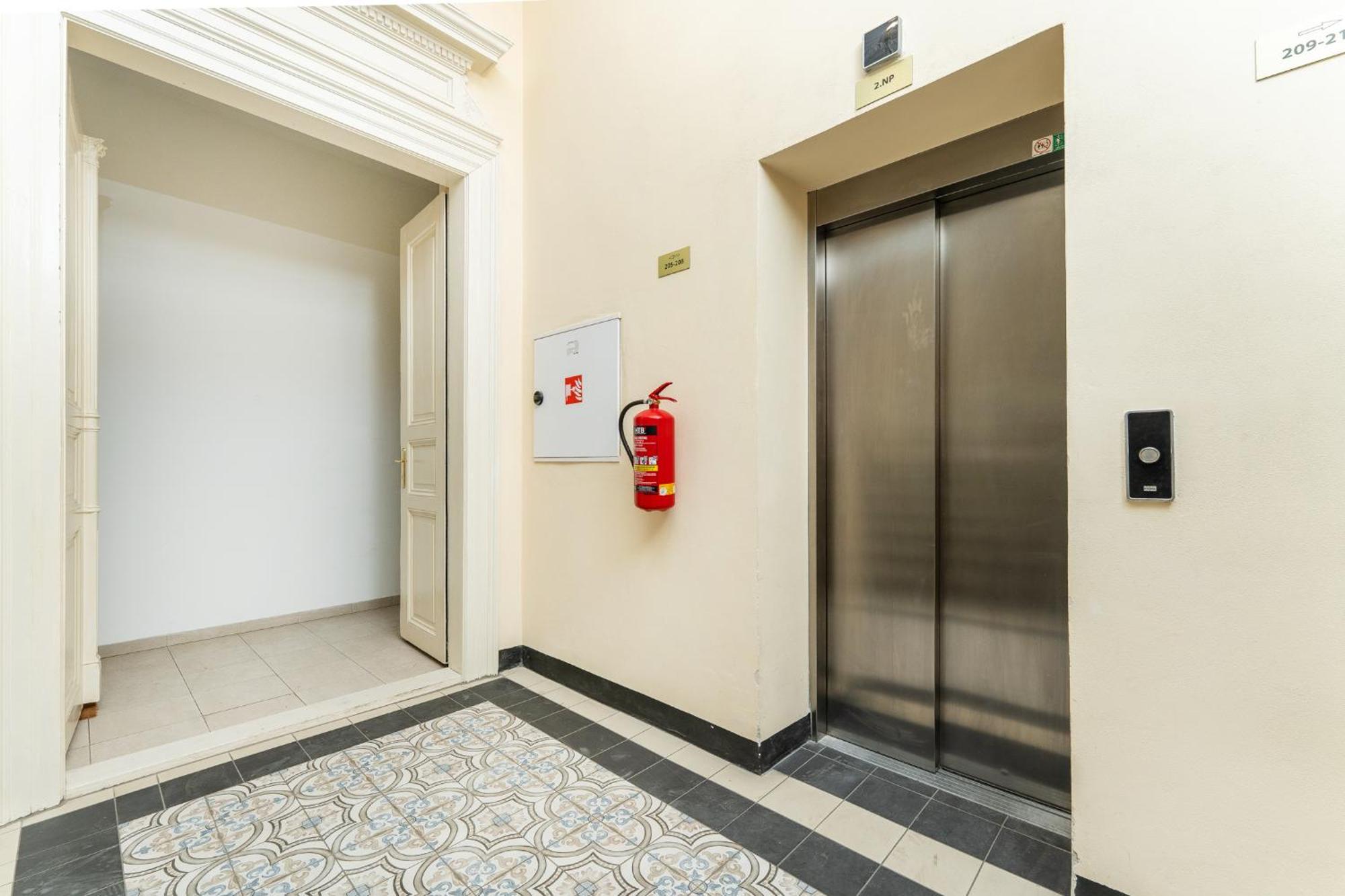 Sunny One Bedroom Flat With National Museum View Apartment *