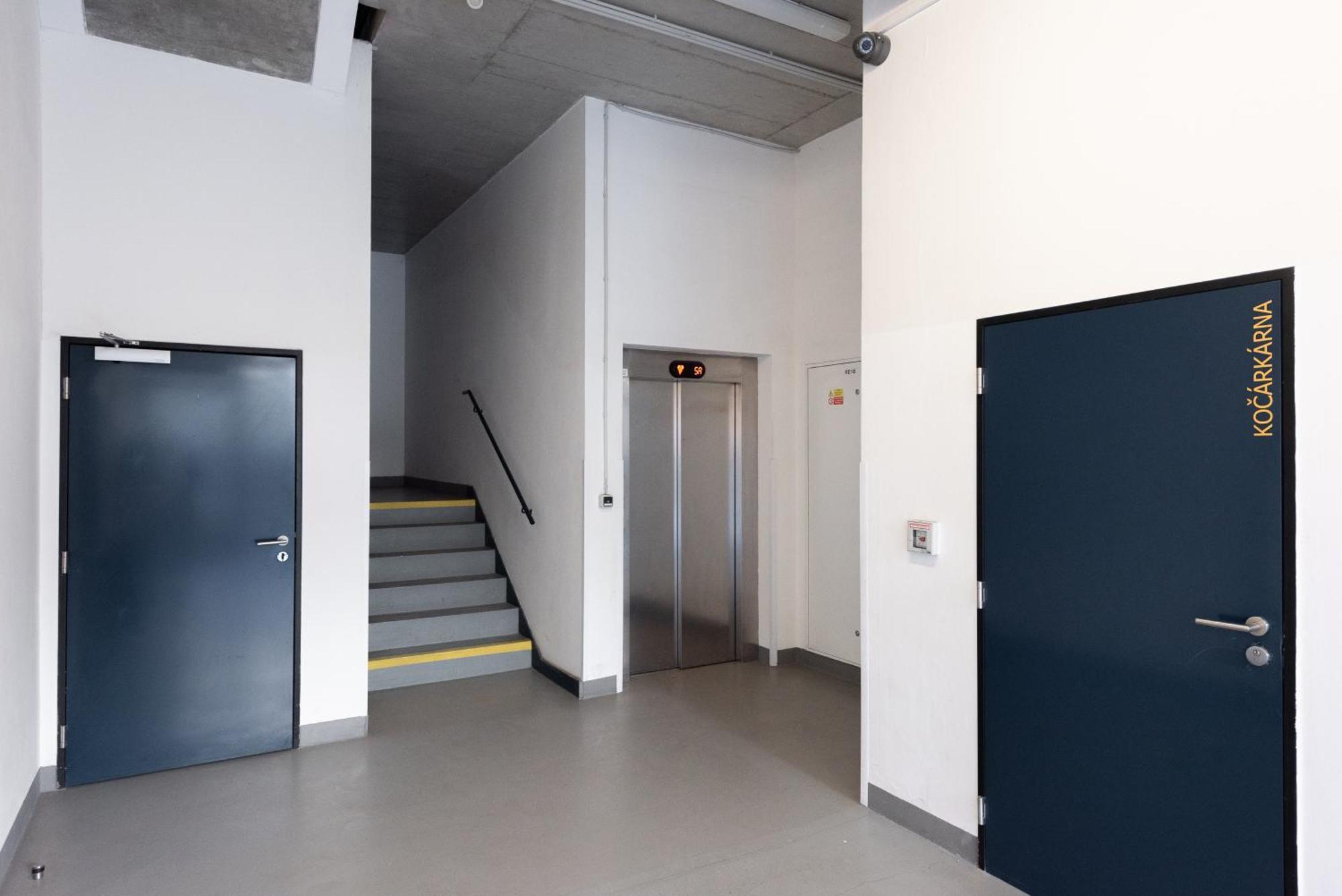 Apartment Spacious Near Karlin Square