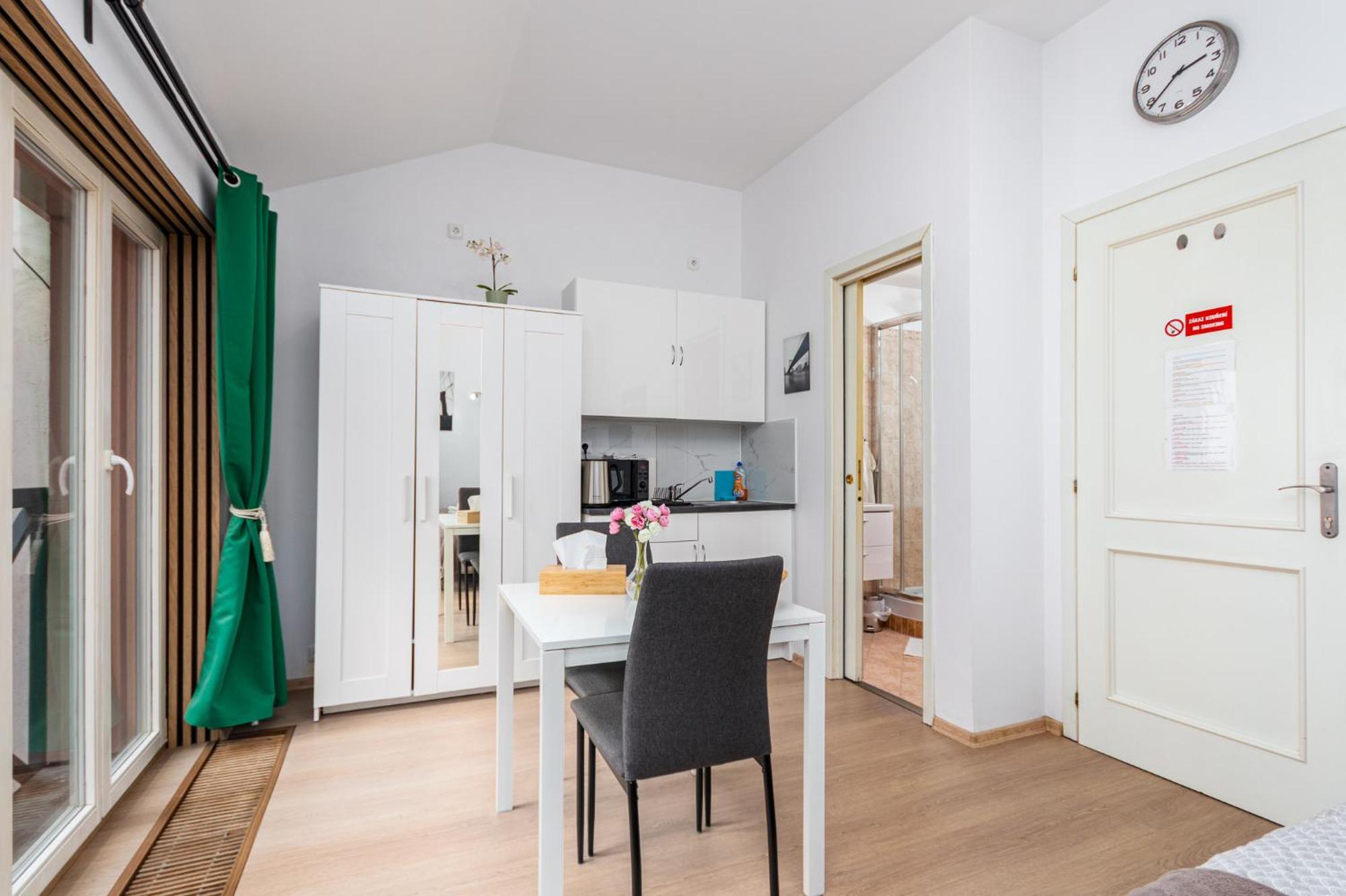 Private Retreat Close To Stations In 3 Guest house