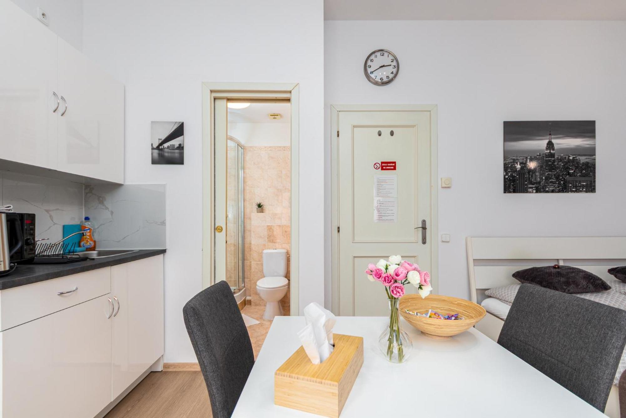 Private Retreat Close To Stations In 3 Guest house *