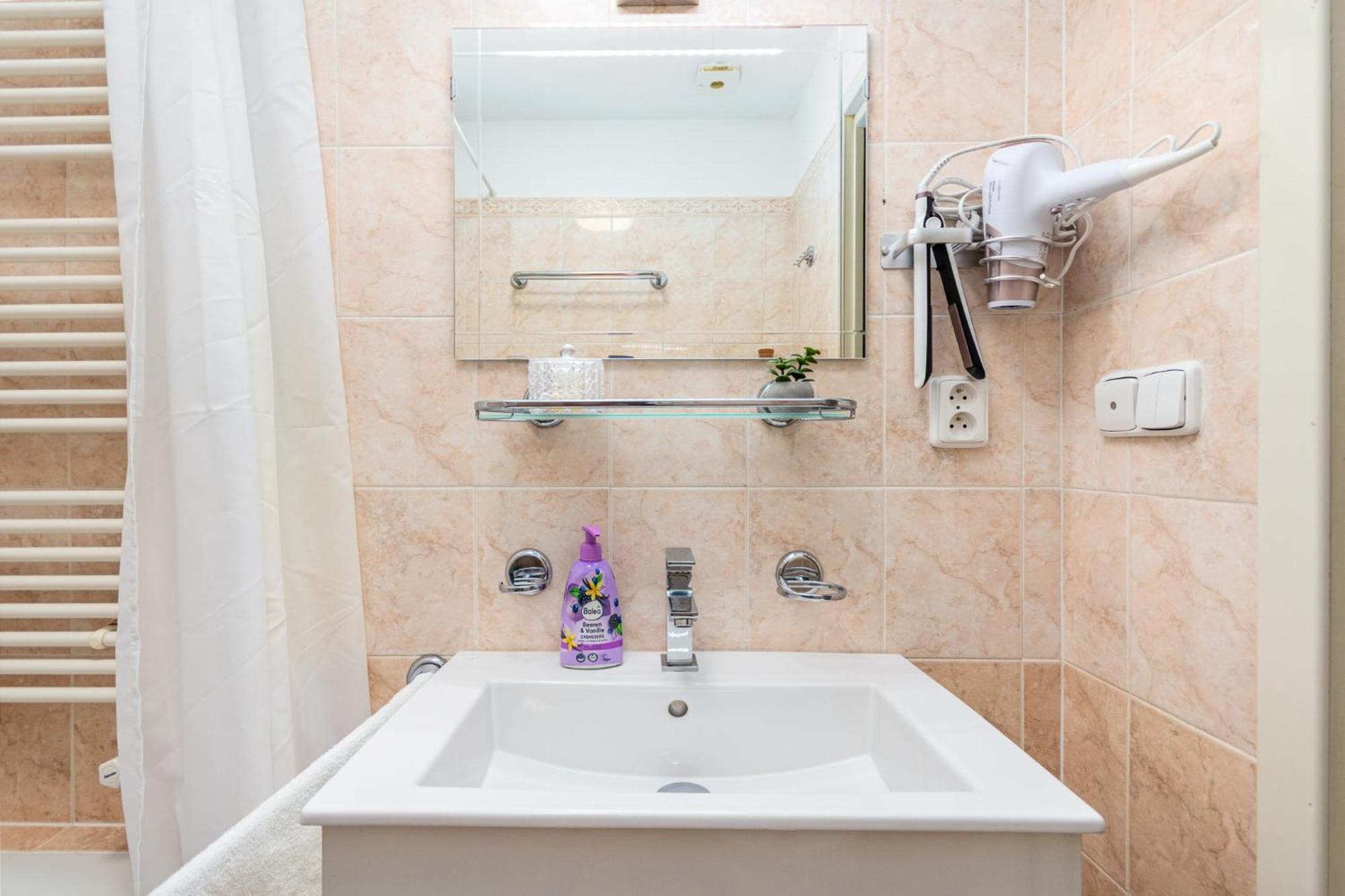 Private Retreat Close To Stations In 3 *